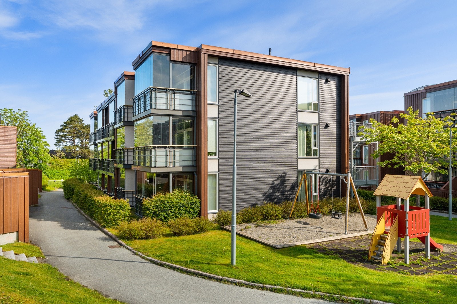 Leiligheten ligger i et rolig og sentralt område med kort veg til NTNU Dragvoll, dagligvarebutikkker, kollektivtransport, treningssenter, samt helårs turterreng i Estenstadmarka. Galleribilde