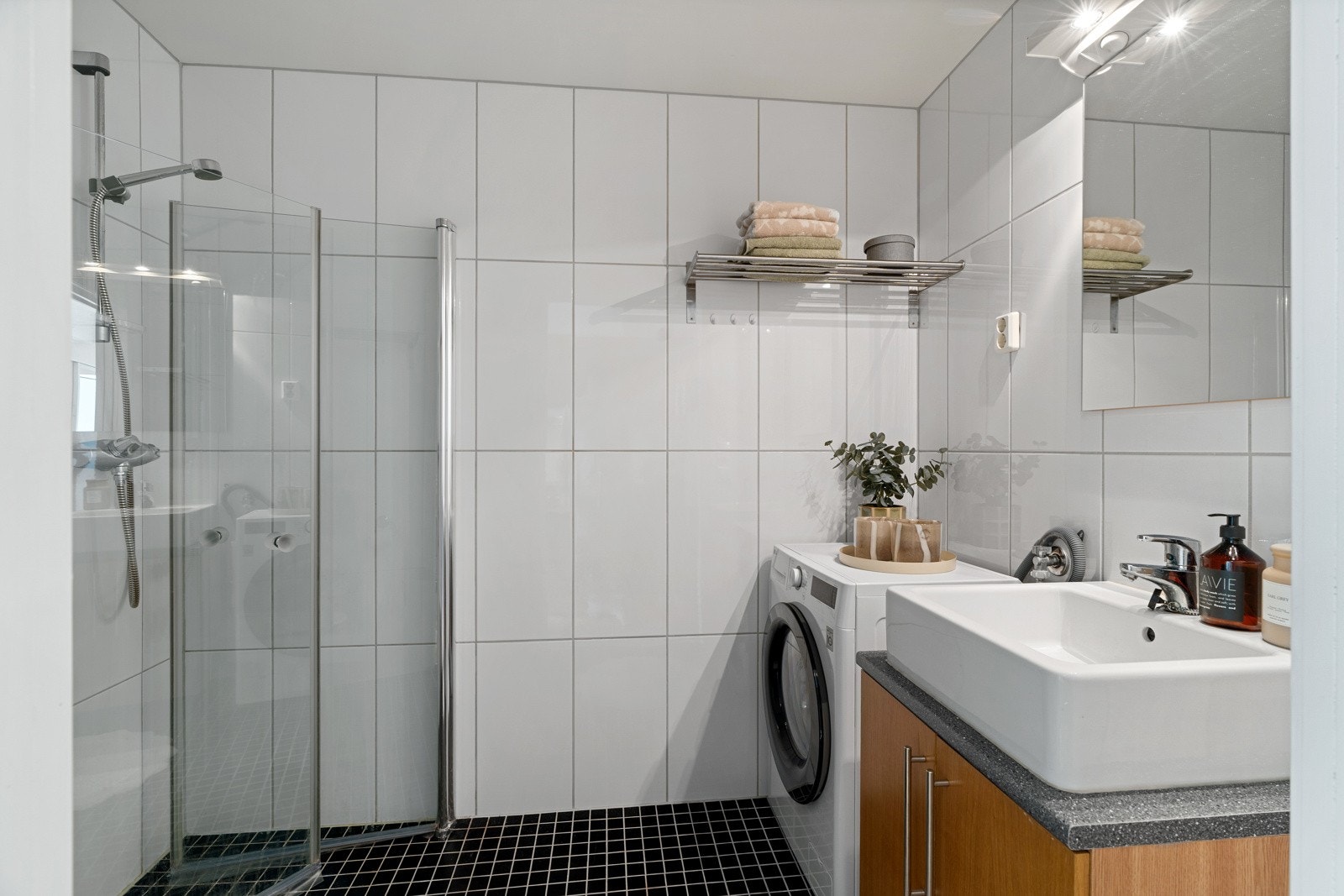 Baderommet måler 4 kvm og har fliser på både gulv og vegger. Badet har varmekabler i gulv. Galleribilde
