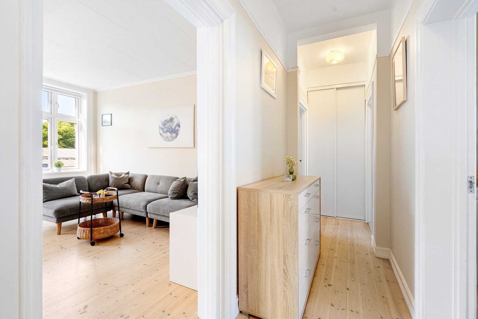 Fra stuen kommer man ut til gangen. Galleribilde