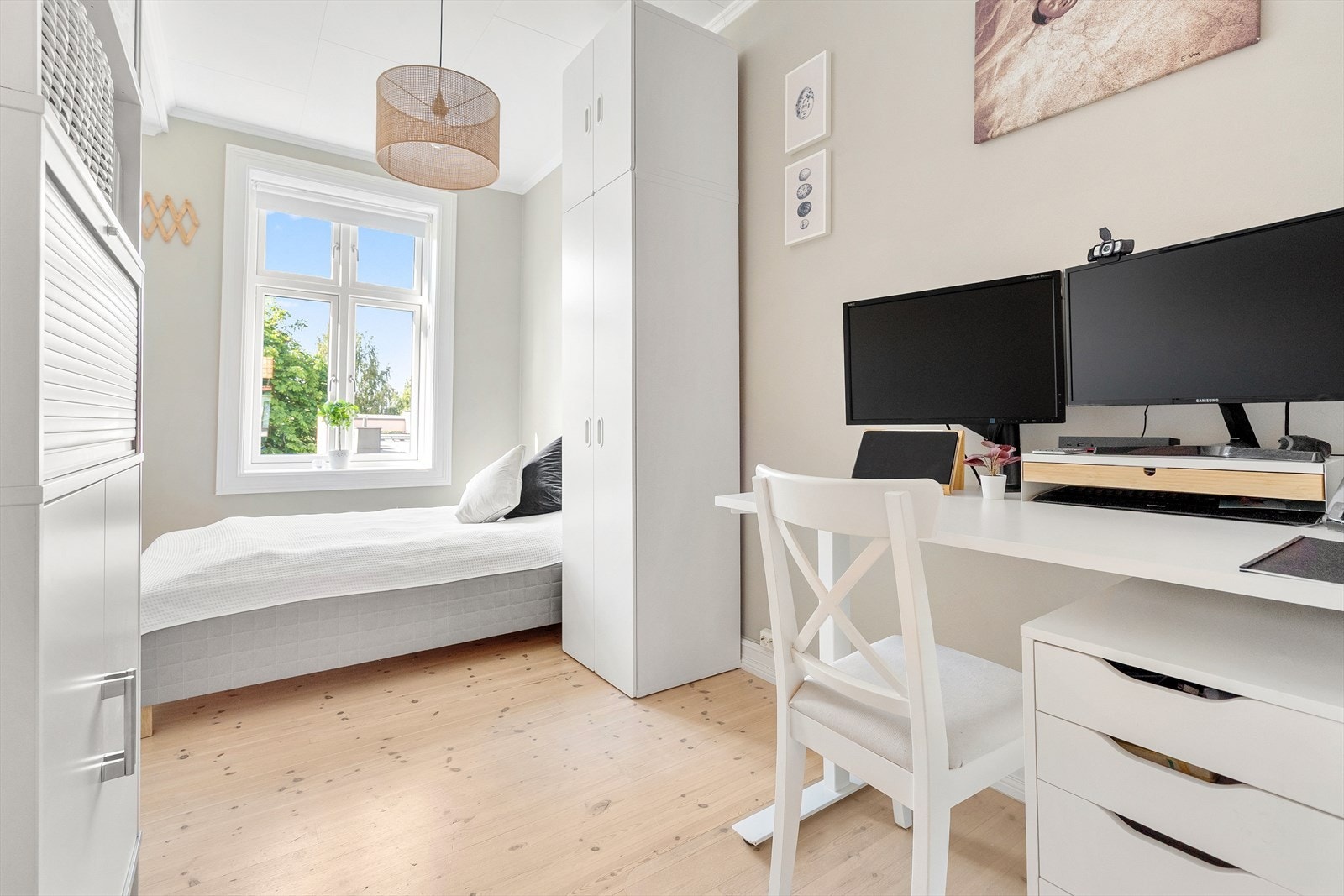 Det andre soverommet har også godt med lysinnslipp og vender ut mot rolige omgivelser. Galleribilde