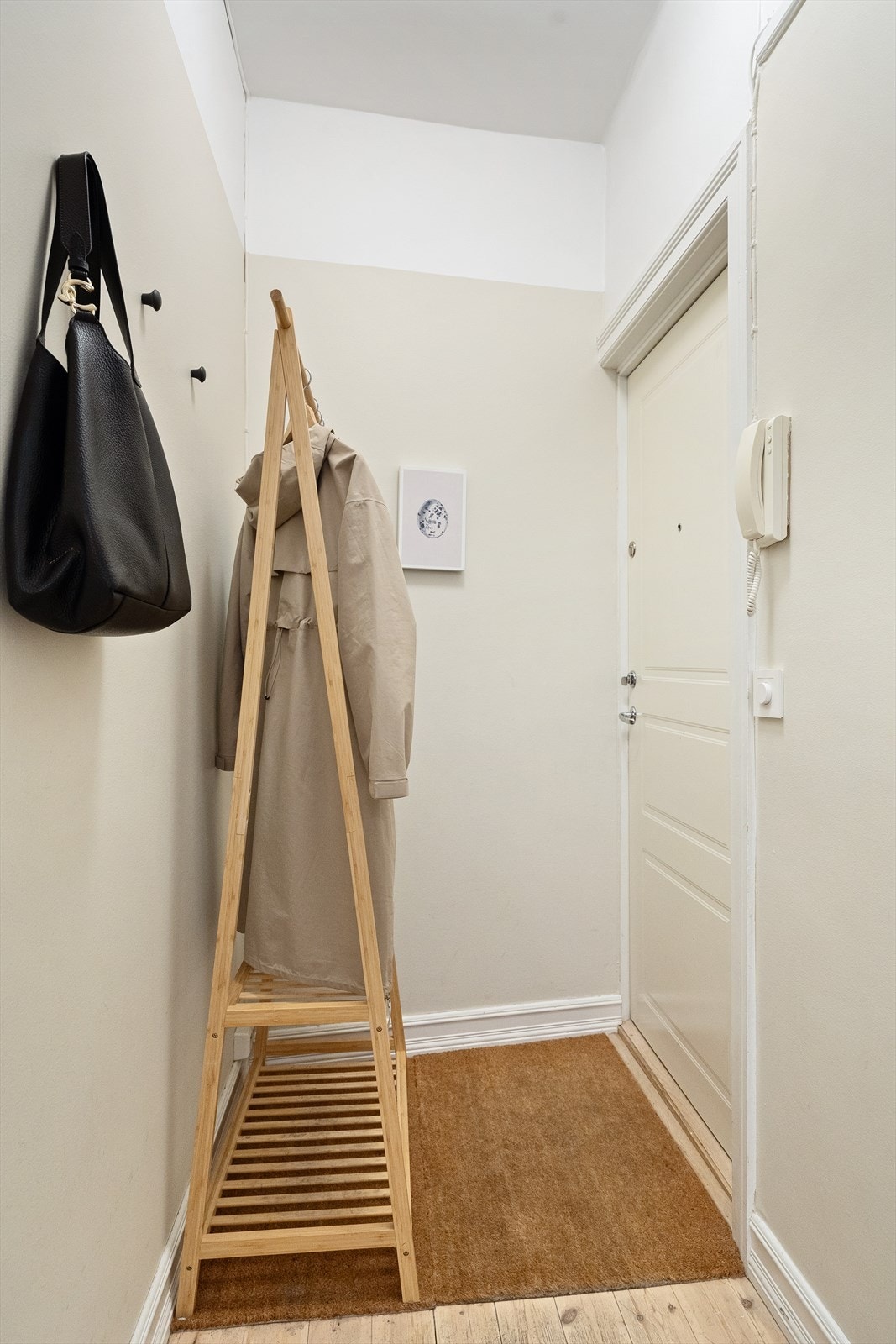 Entréen er utstyrt med callinganlegg. Galleribilde
