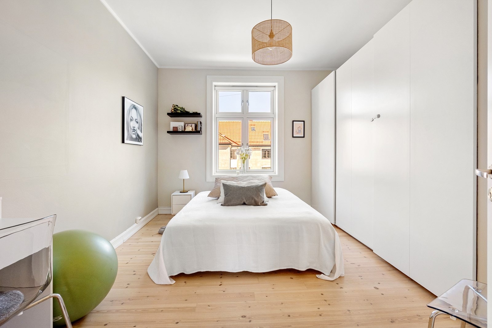 Det første soverommet er stort og har mye oppbevaringsplass i skyvedørsgarderoben. Galleribilde