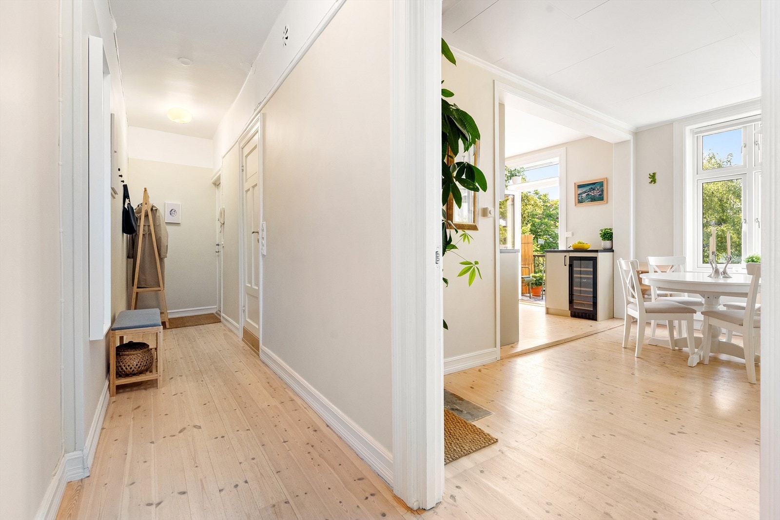 Her er det god plass til skap eller andre oppbevaringsløsninger på veggene. Galleribilde