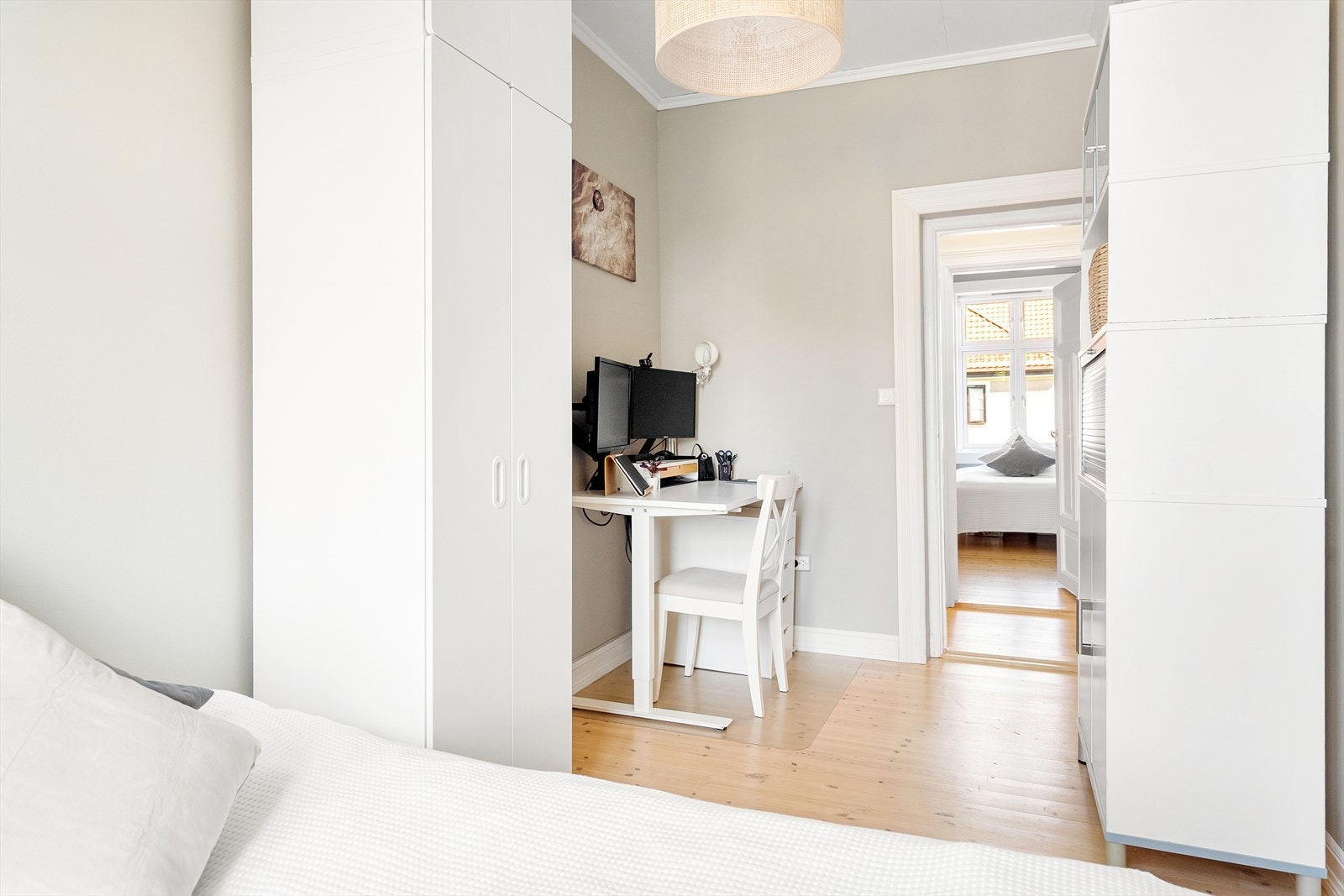 Her er det plass til seng, nattbord, skap og pult. Galleribilde
