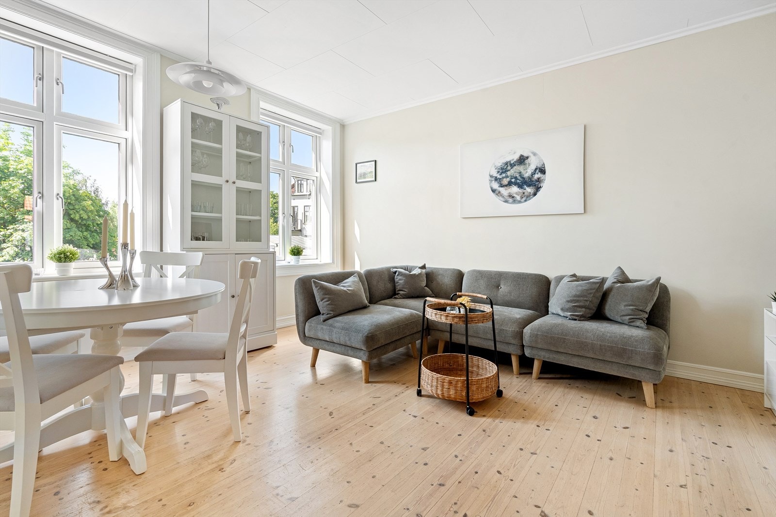 Stuen er stor og lys med store vinduer som sørger for rikelig med lysinnslipp. Galleribilde