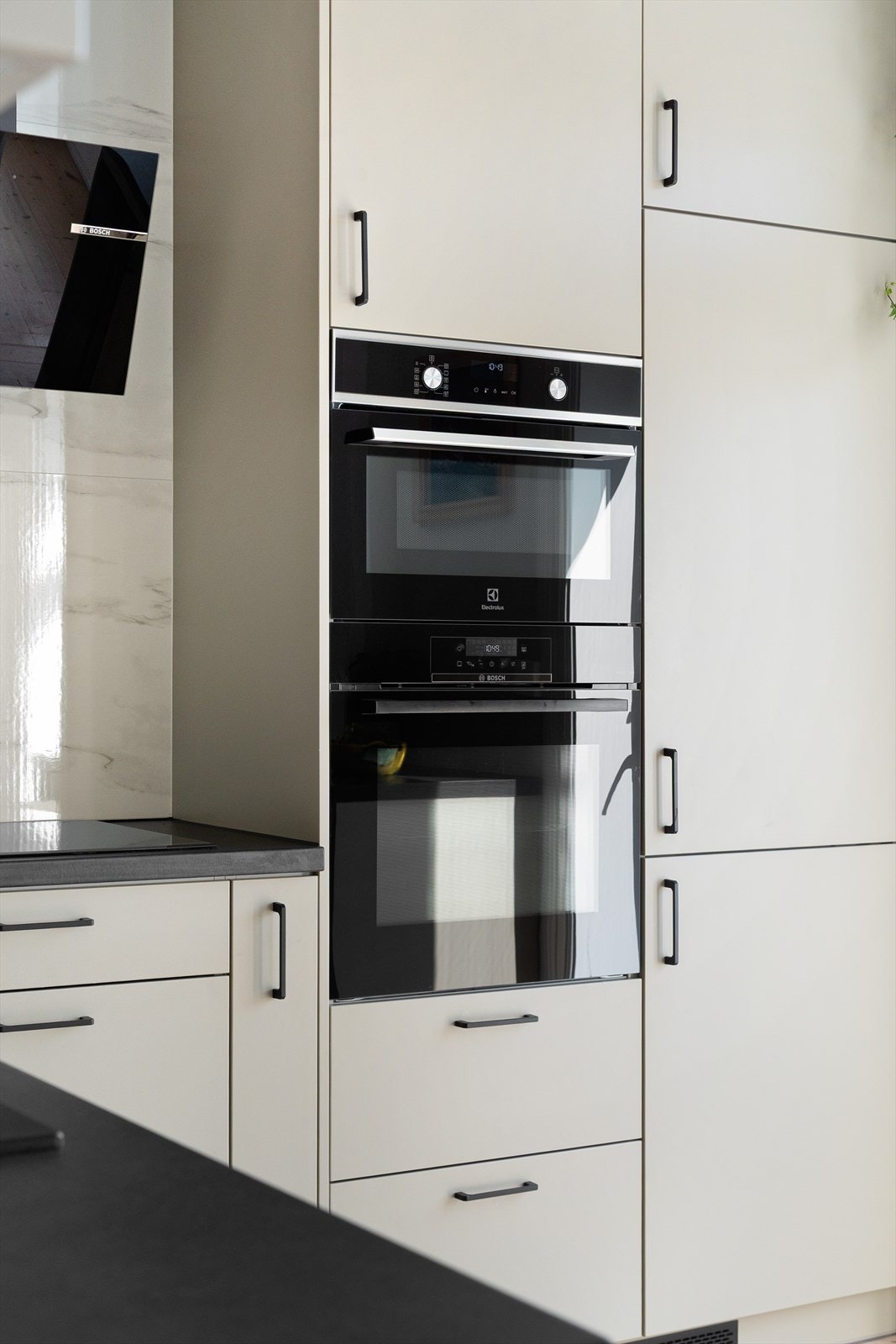 Ovn og micro fra Electrolux og Bosch. Galleribilde