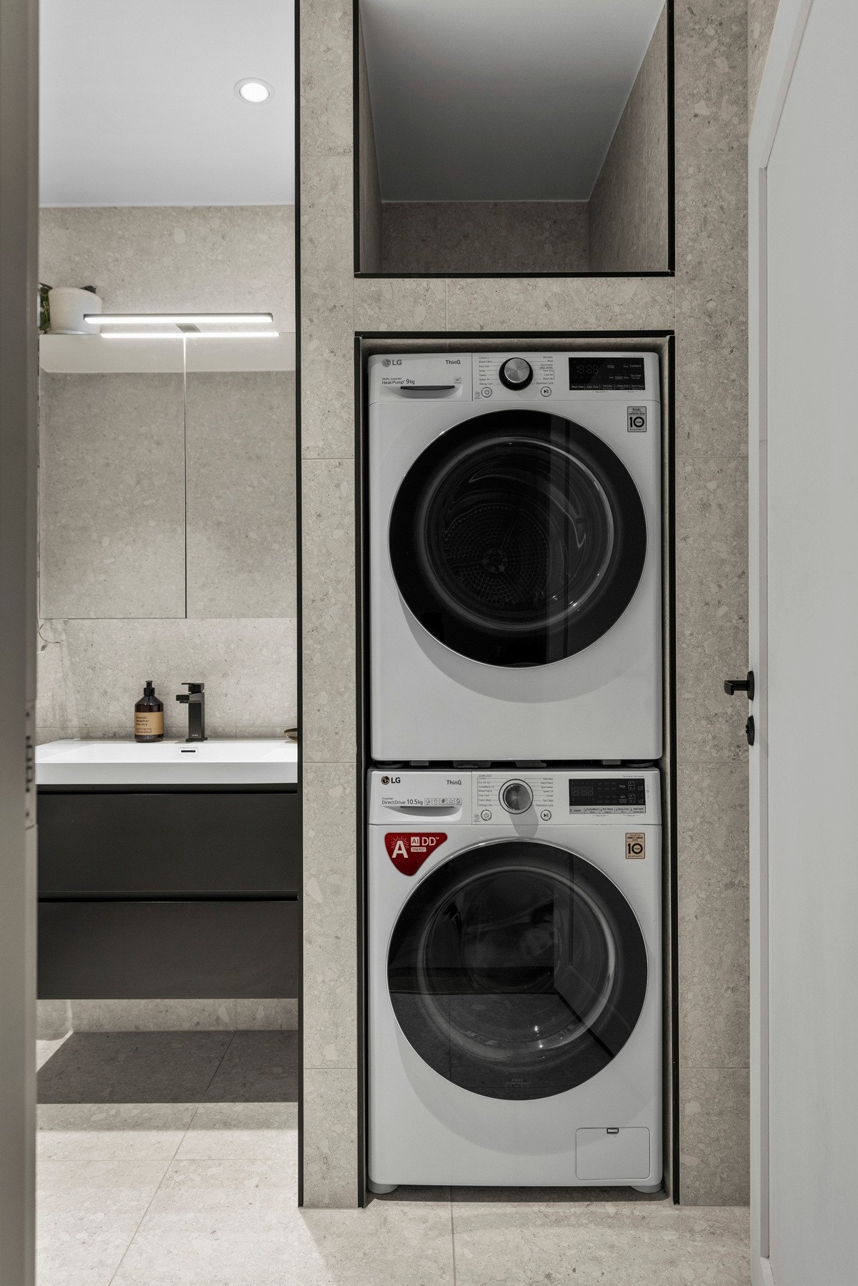 - Badet har opplegg for vaskemaskin og tørketrommel - Galleribilde