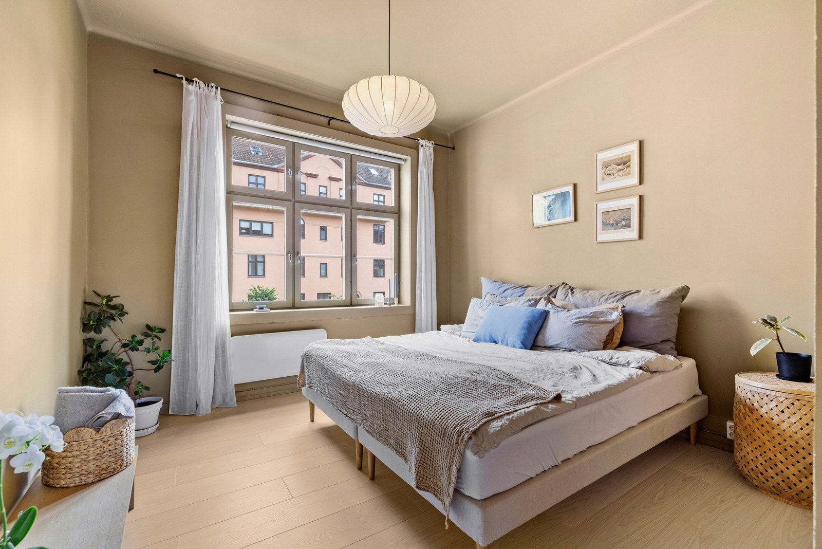 - Hovedsoverom med god plass til dobbeltseng og nattbord - Galleribilde