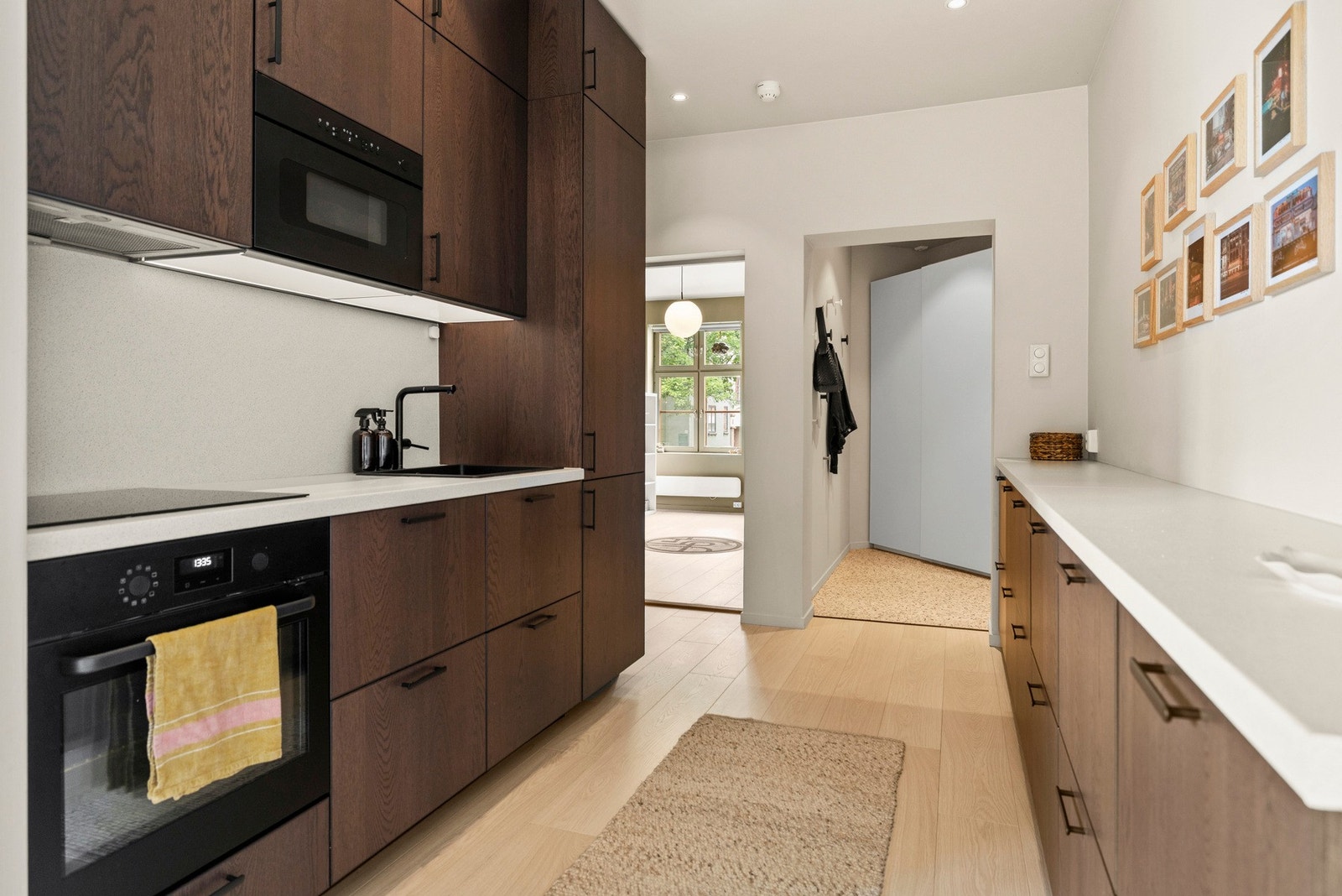 - Kjøkkenet er utstyrt med integrert stekeovn, induksjonstopp, micro, oppvaskmaskin fra Electrolux, kjøle/fryseskap - Galleribilde