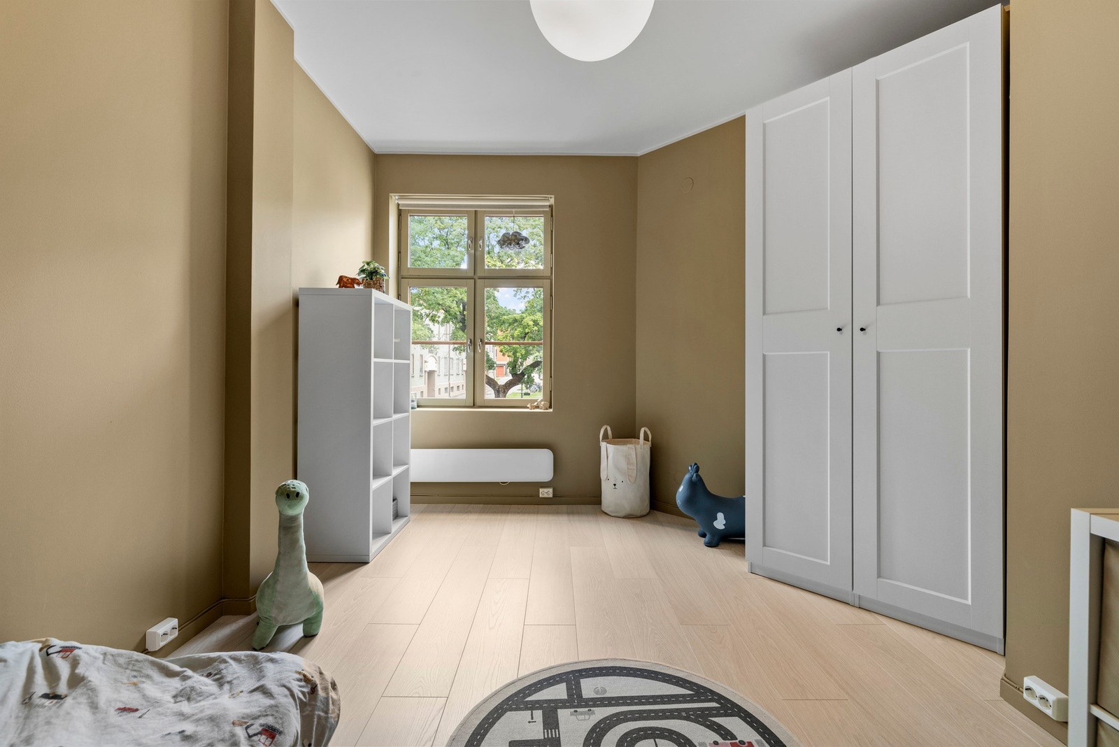 - Soverom II er også av god størrelse med god plass til seng, skrivebord, nattbord og kommode. Egner seg perfekt som barnerom/gjesterom/kontor - Galleribilde