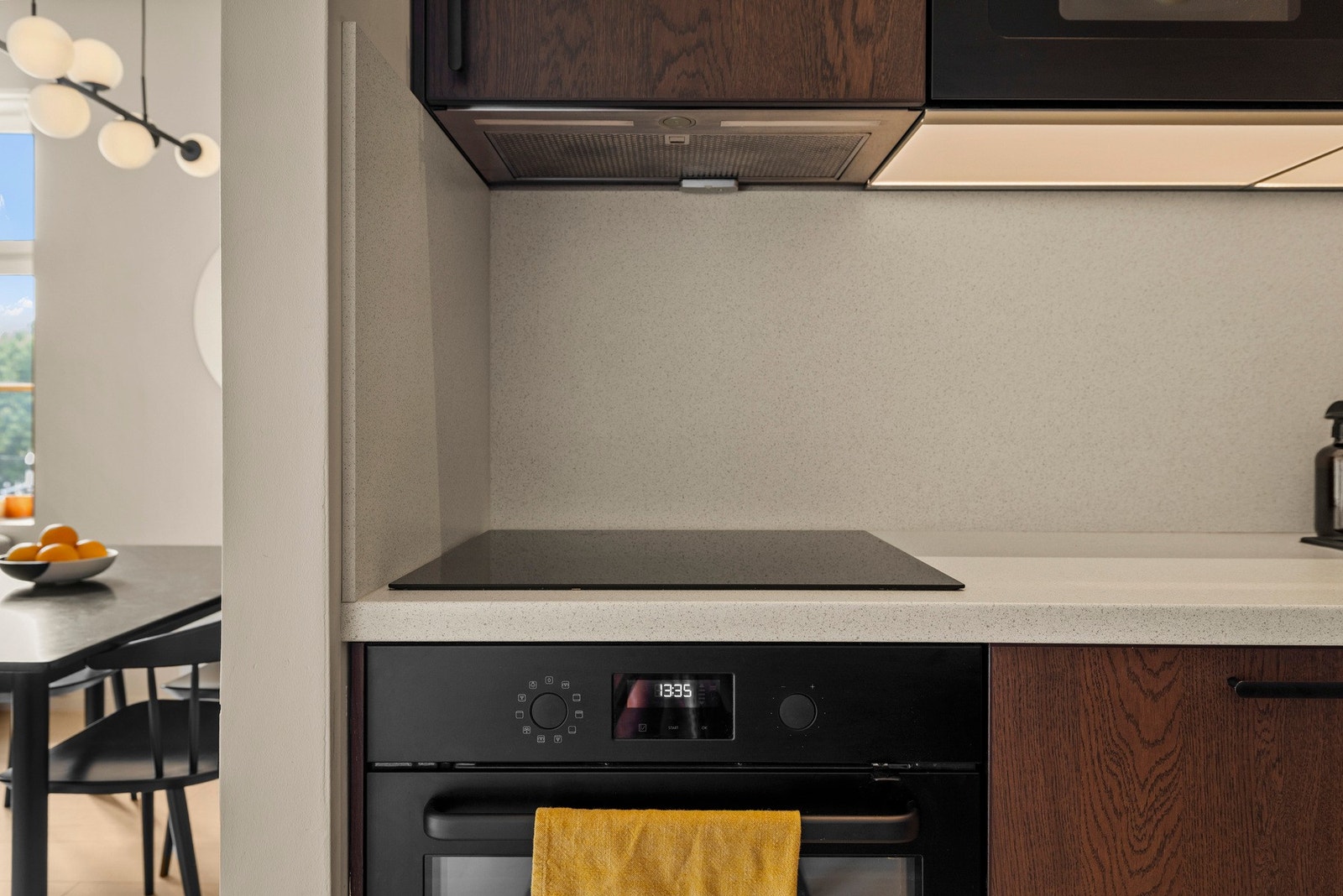 - Pent kjøkken fra 2022(Ikea). Kjøkkenet er moderne med god skap- og benkeplass - Galleribilde