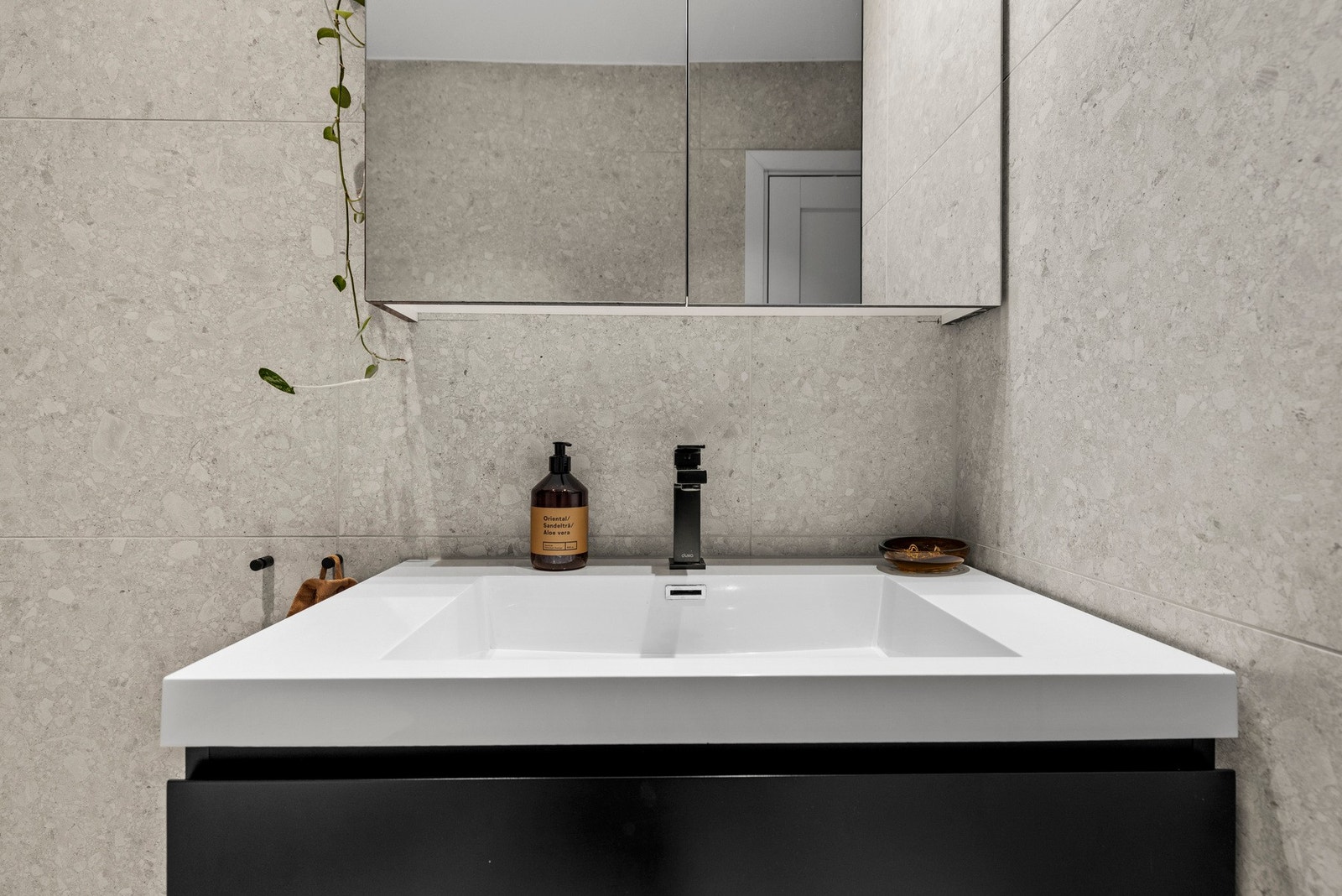 - Det er vegghengt toalett og baderomsinnredning med skuffer og nedfelt servant - Galleribilde