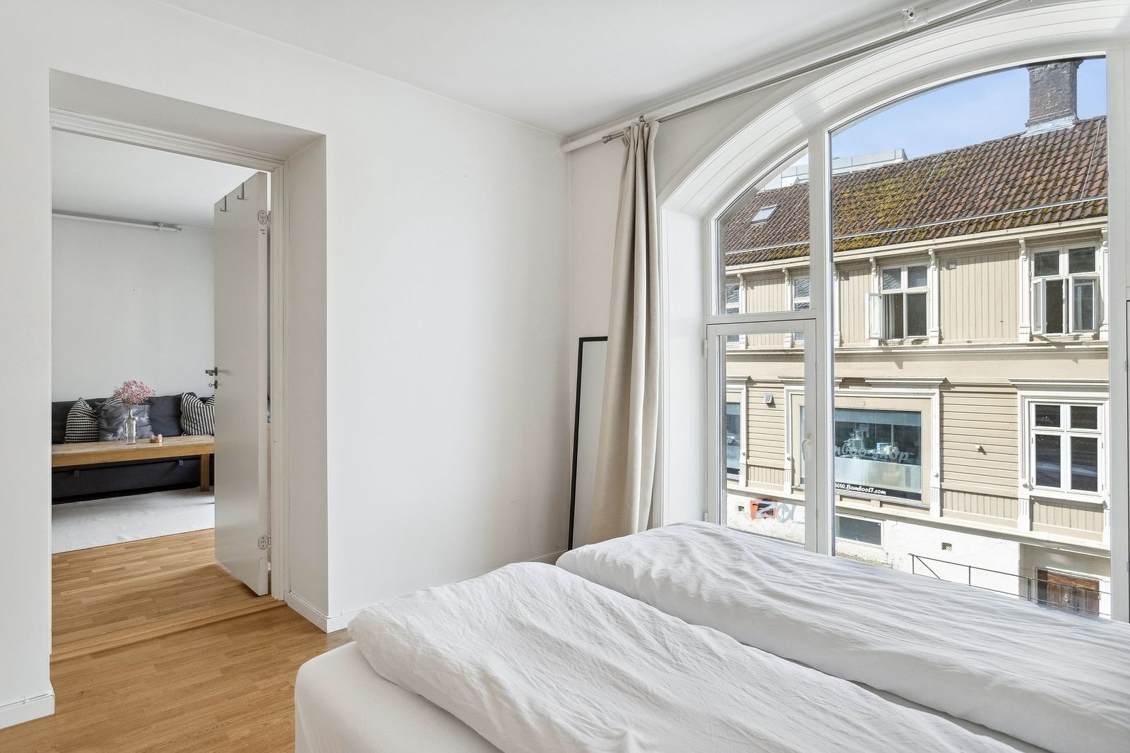 Leiligheten har store vindusflater som skaper en god romfølelse på både soverom og stue Galleribilde