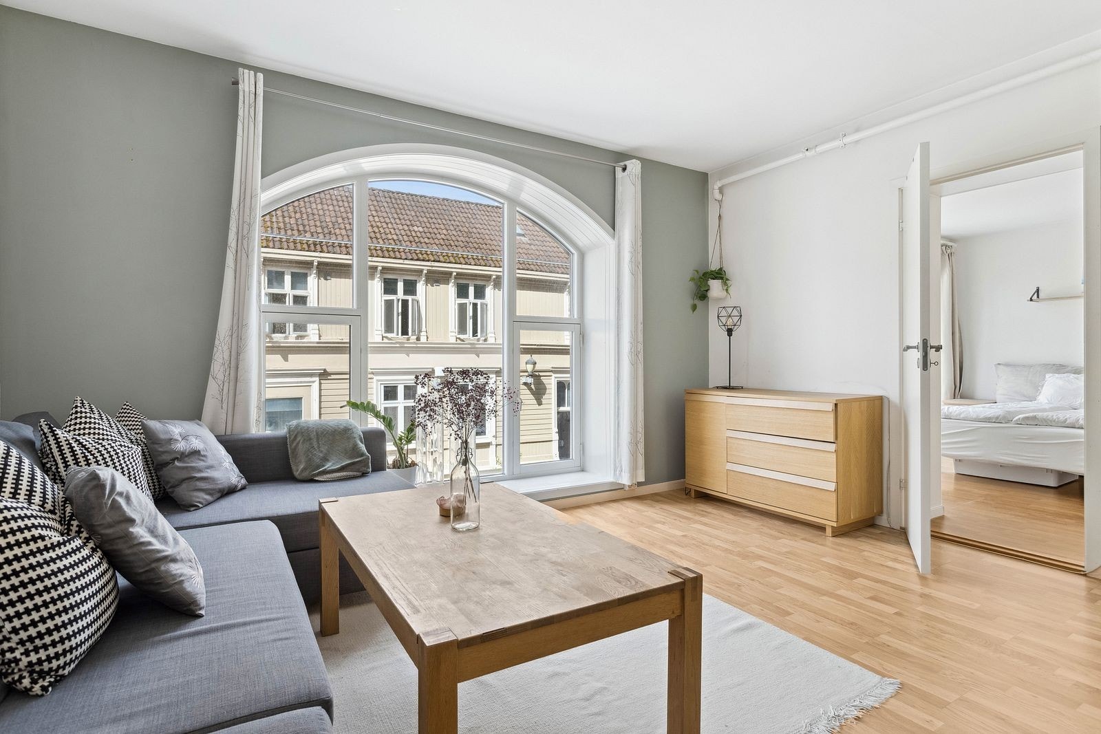 Leiligheten har en romslig stue med plass til sofa- og spisegruppe Galleribilde