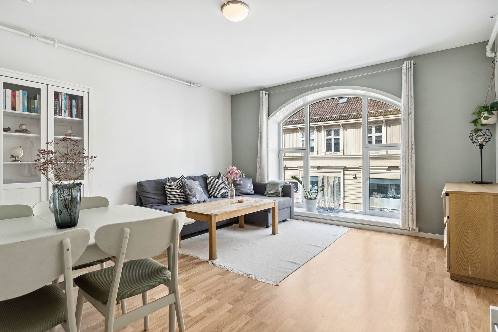 Velkommen til Credoveita 12! En lys og pen 2.roms leilighet med beliggenet midt i byen! Galleribilde