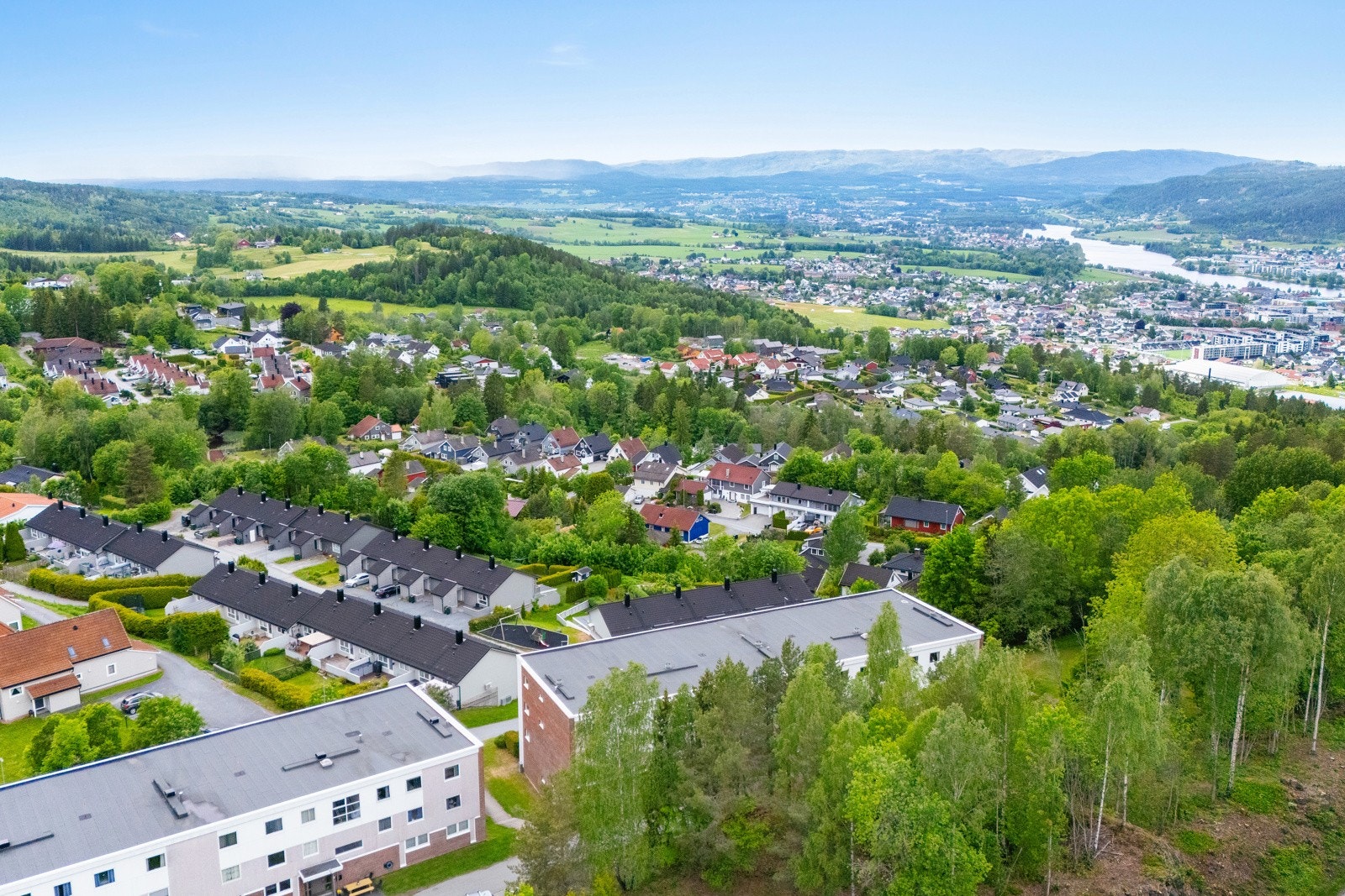 Fra leiligheten er det også korte avstander til større butikker som Plantasjen, Jula, Biltema, Obs BYGG, Thansen, Sparkjøp, Megaflis, Stadium Outlet og POWER mm. Galleribilde