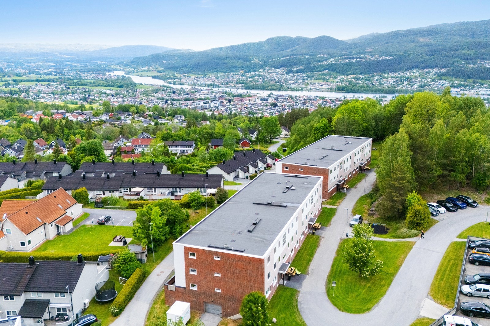 Enkel adkomst til E-134 - Drammen/Oslo og Kongsberg. Ca. 15 min. kjøretid til Drammen og ca. 25 min. kjøretid til Kongsberg Galleribilde