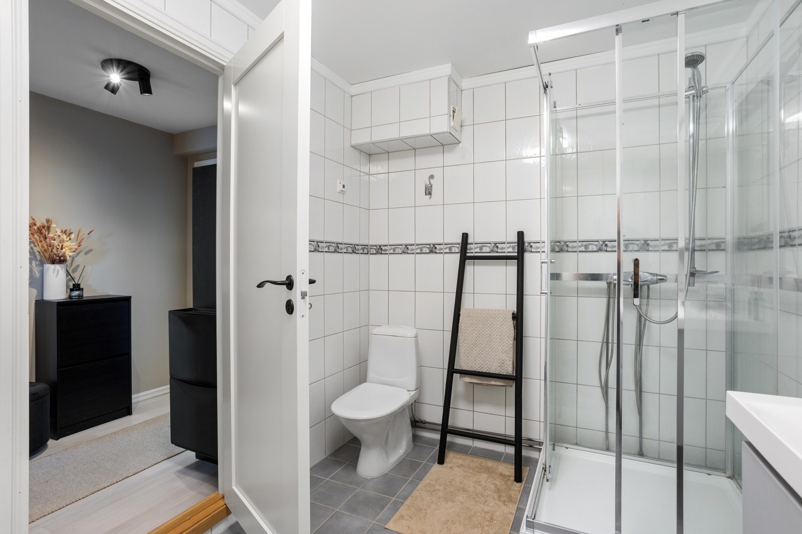Badet er flislagt og har varme i gulv Galleribilde