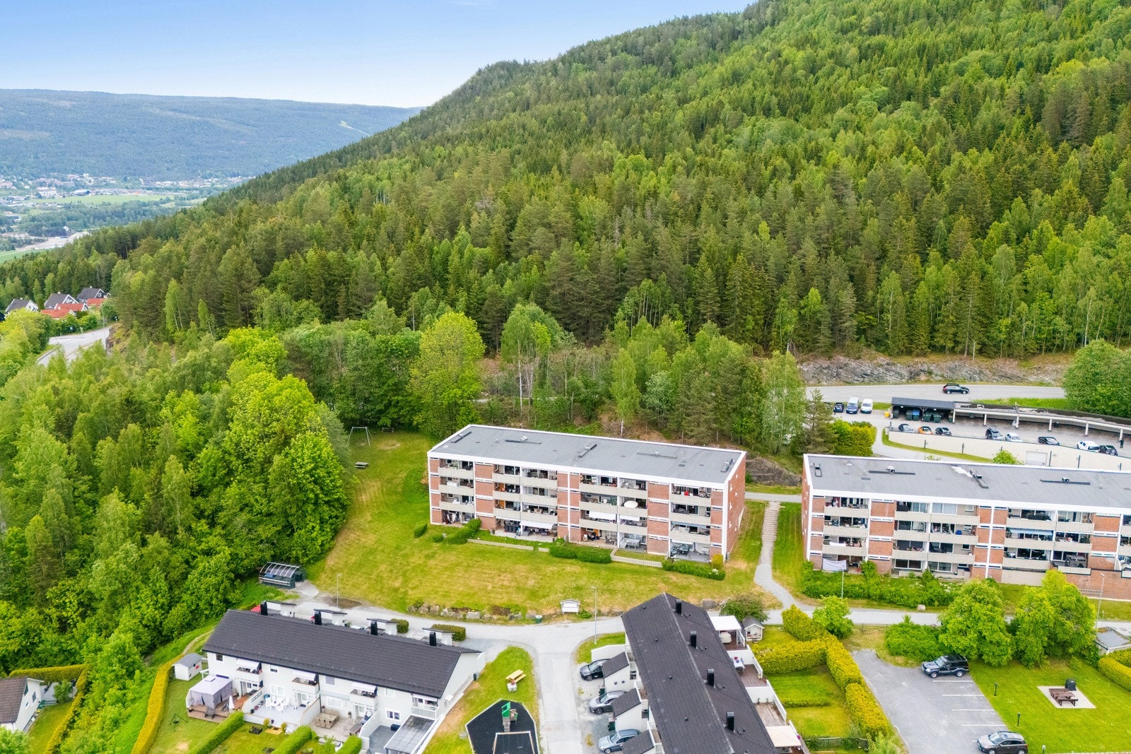Eiker Golfklubb med Golfbane i bakkant. Fotballbaner, Stamina treningssenter, tennisbaner, kunstisbane og stor innendørshall i nærheten Galleribilde