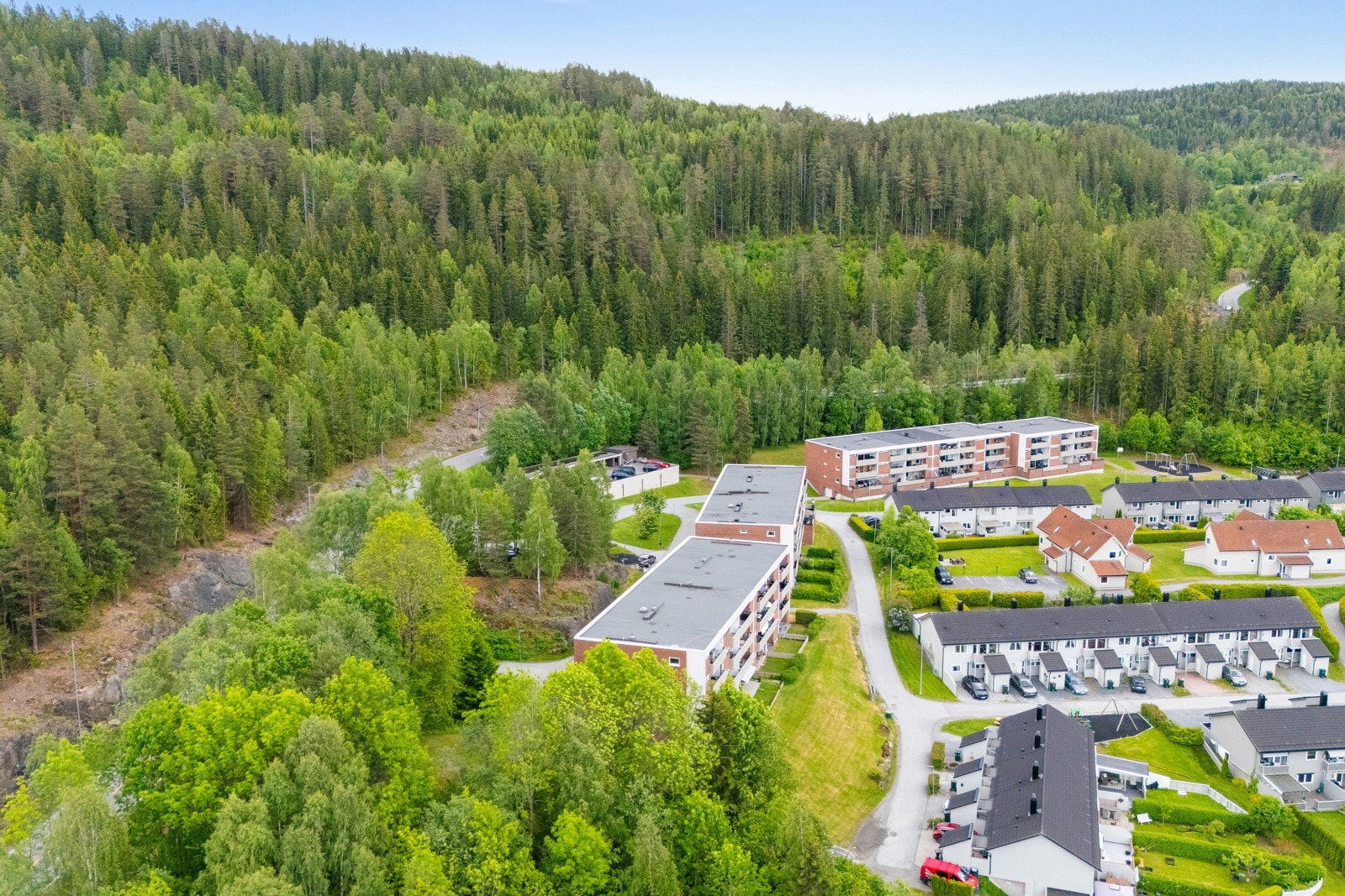 Fine helårs turmuligheter/bademuligheter med marka like utenfor døren. Hagatjern og MIF-hytta som byr på nystekte vafler og kakao. Galleribilde