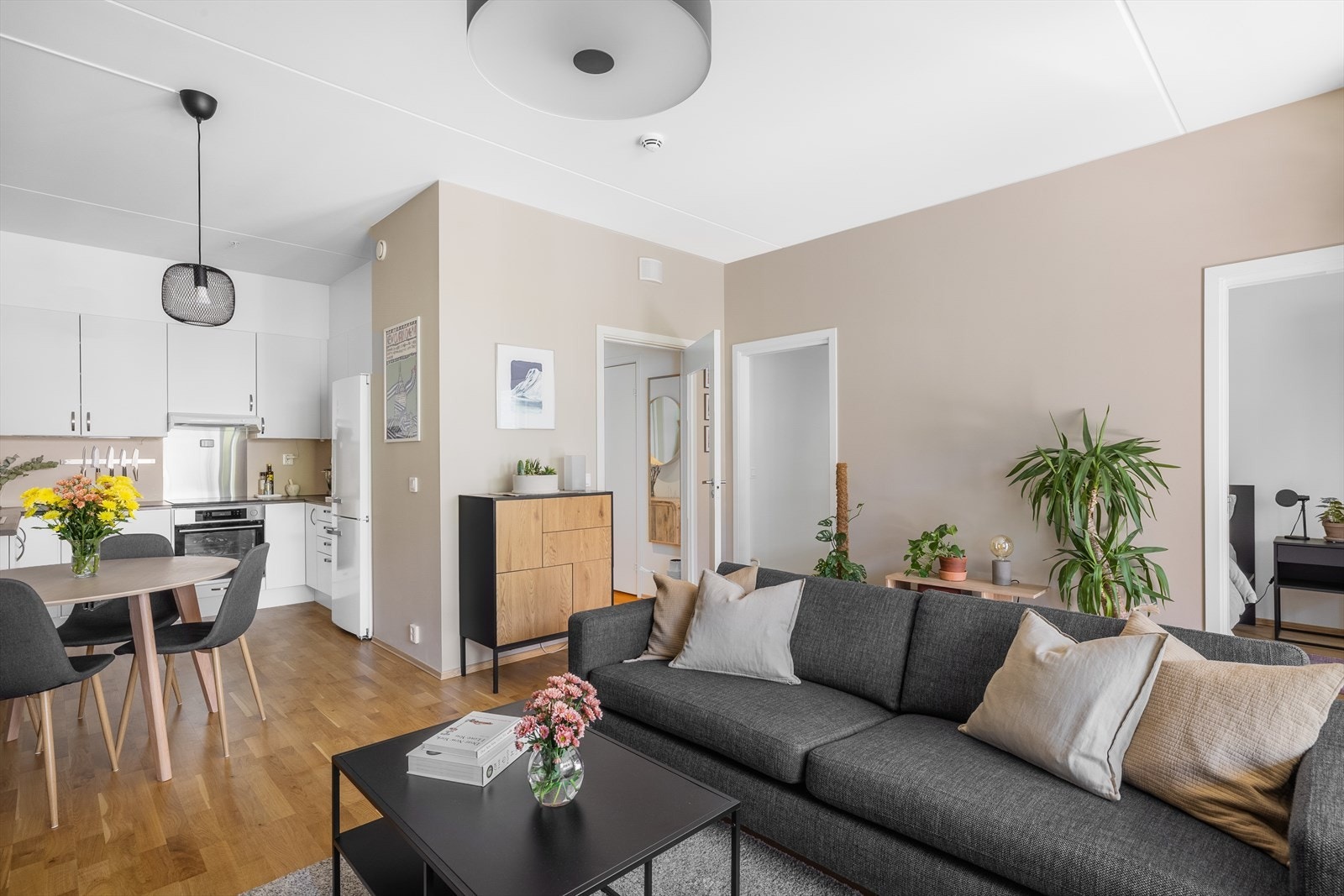 Rommet er malt i en delikat og tidsriktig farge. Galleribilde