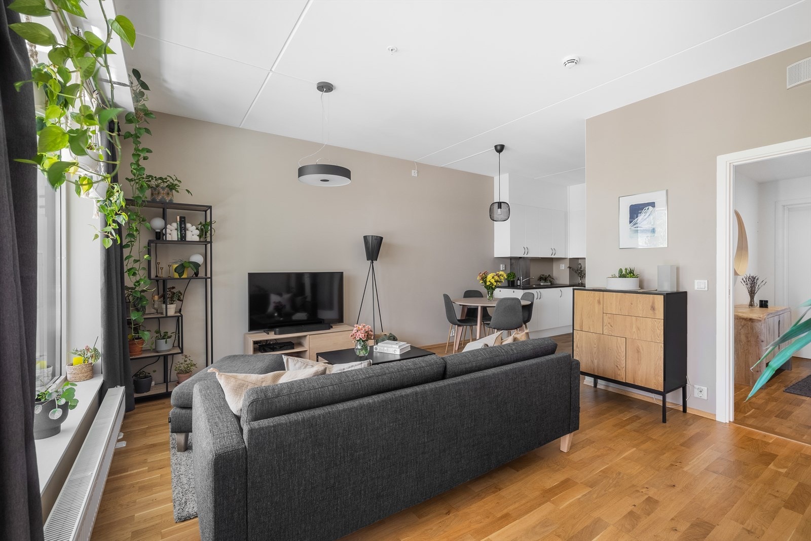 Det er en lys parkett i alle oppholdsrom som strekker seg i lysets retning. Galleribilde