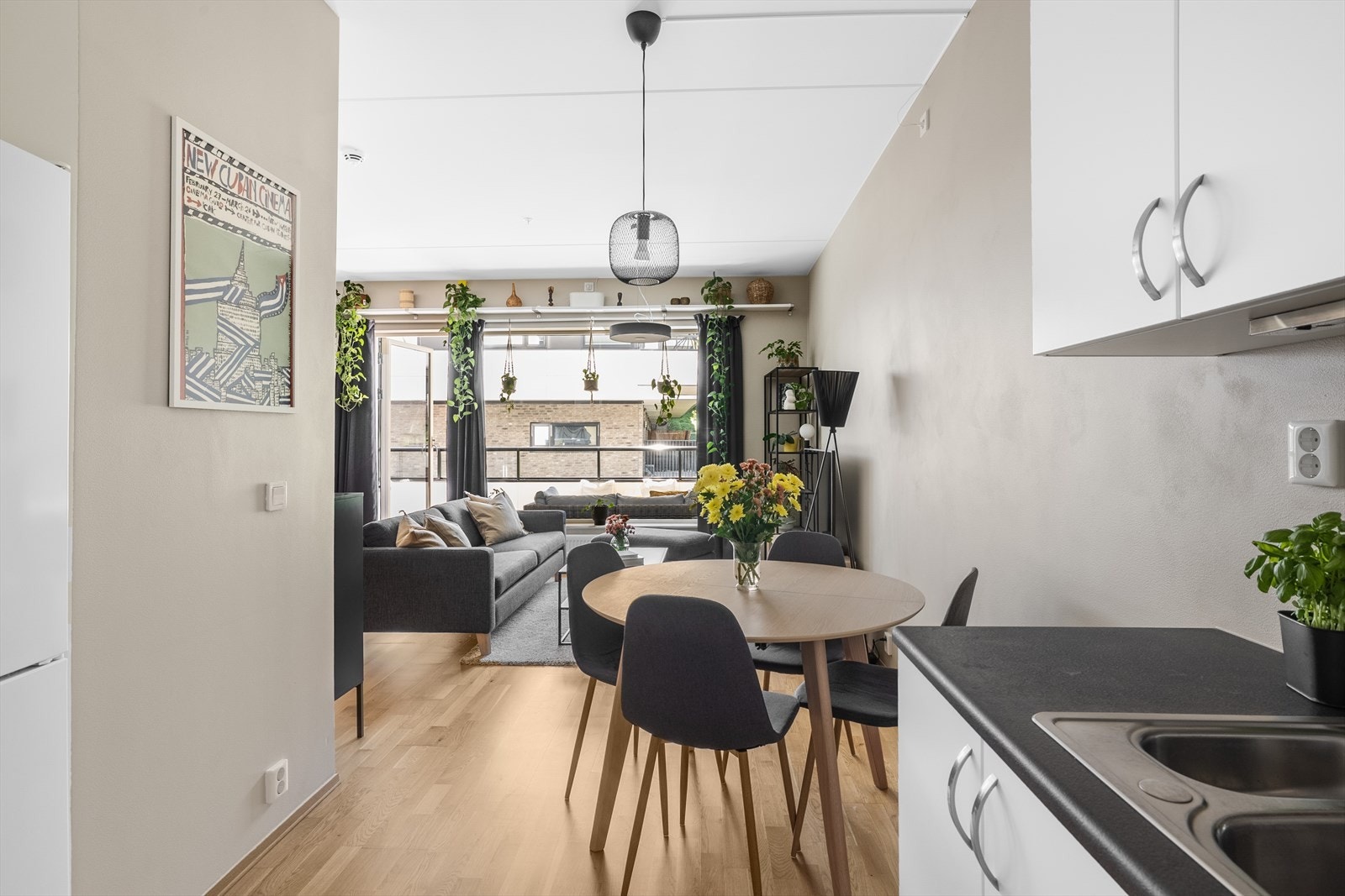 Leiligheten har gode kollektivmuligheter. Det går en håndfull busser rett i nærheten og kort gangavstand til Oslo S. Galleribilde