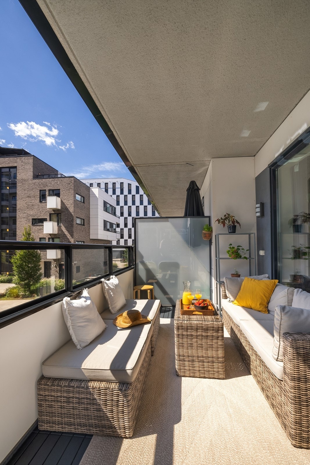 Her kan du nyte solen fra ca kl 10-19 på sommerstid ifølge selger. Galleribilde