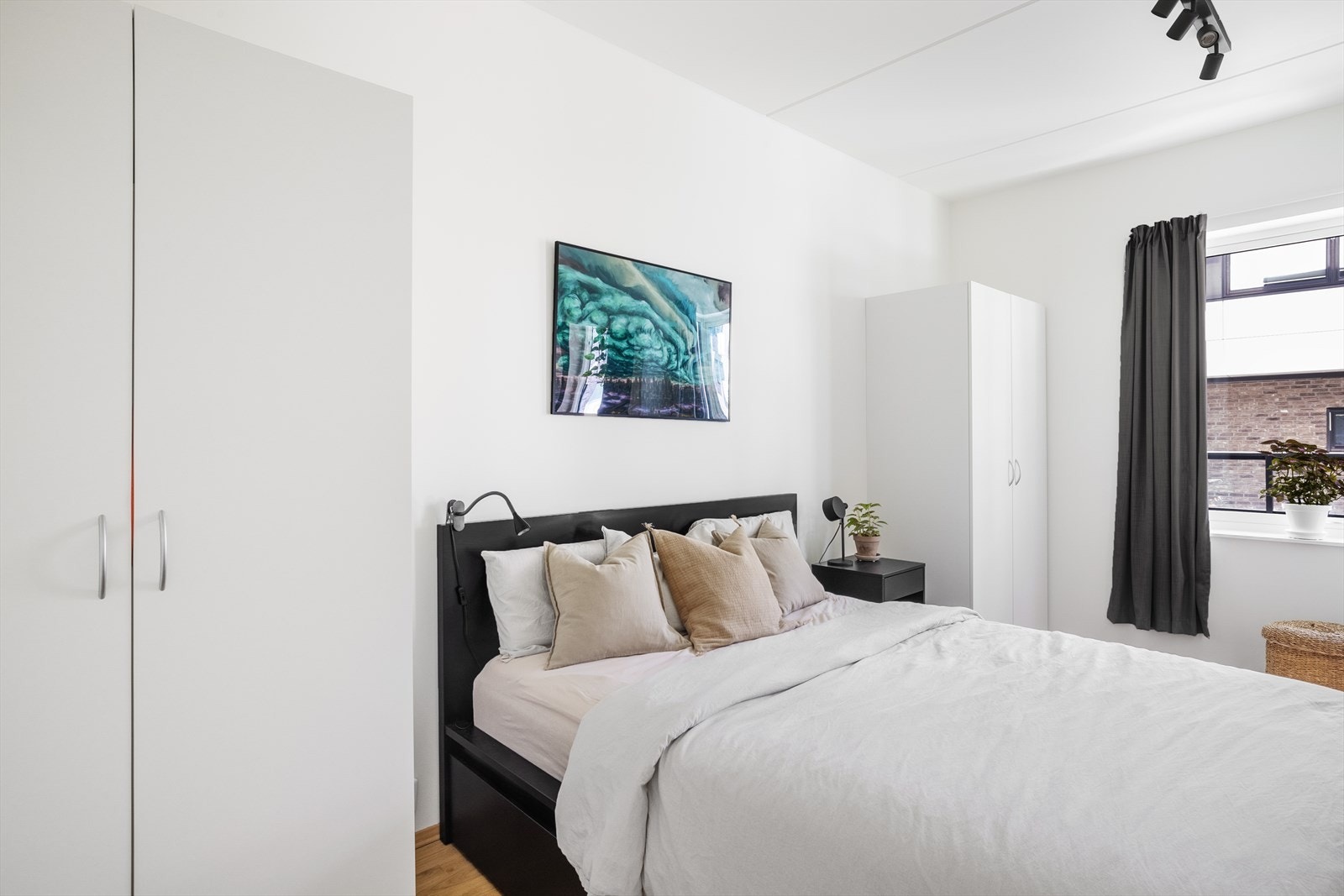 Romslig soverom med god plass til dobbeltseng og nattbord. I tillegg er det masse garderobeplass. Galleribilde