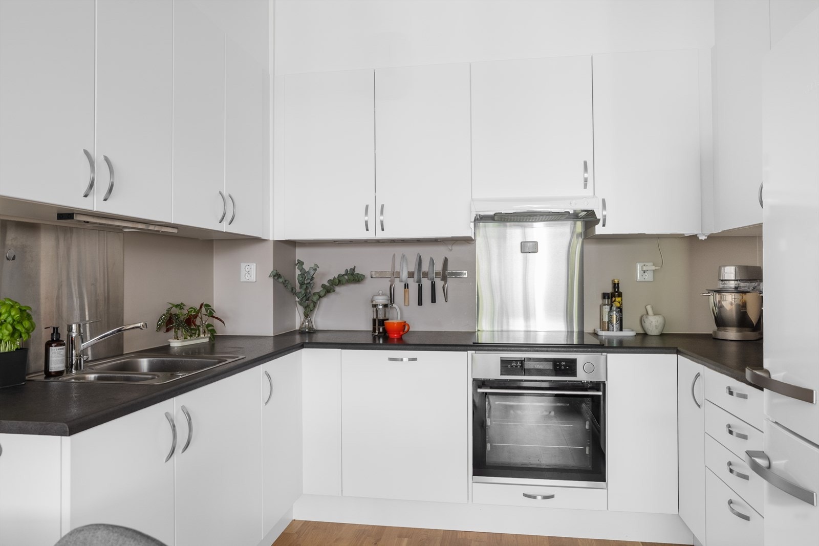 Tidløs kjøkkeninnredning med god benkeplass! Benkeplate av laminat. Galleribilde