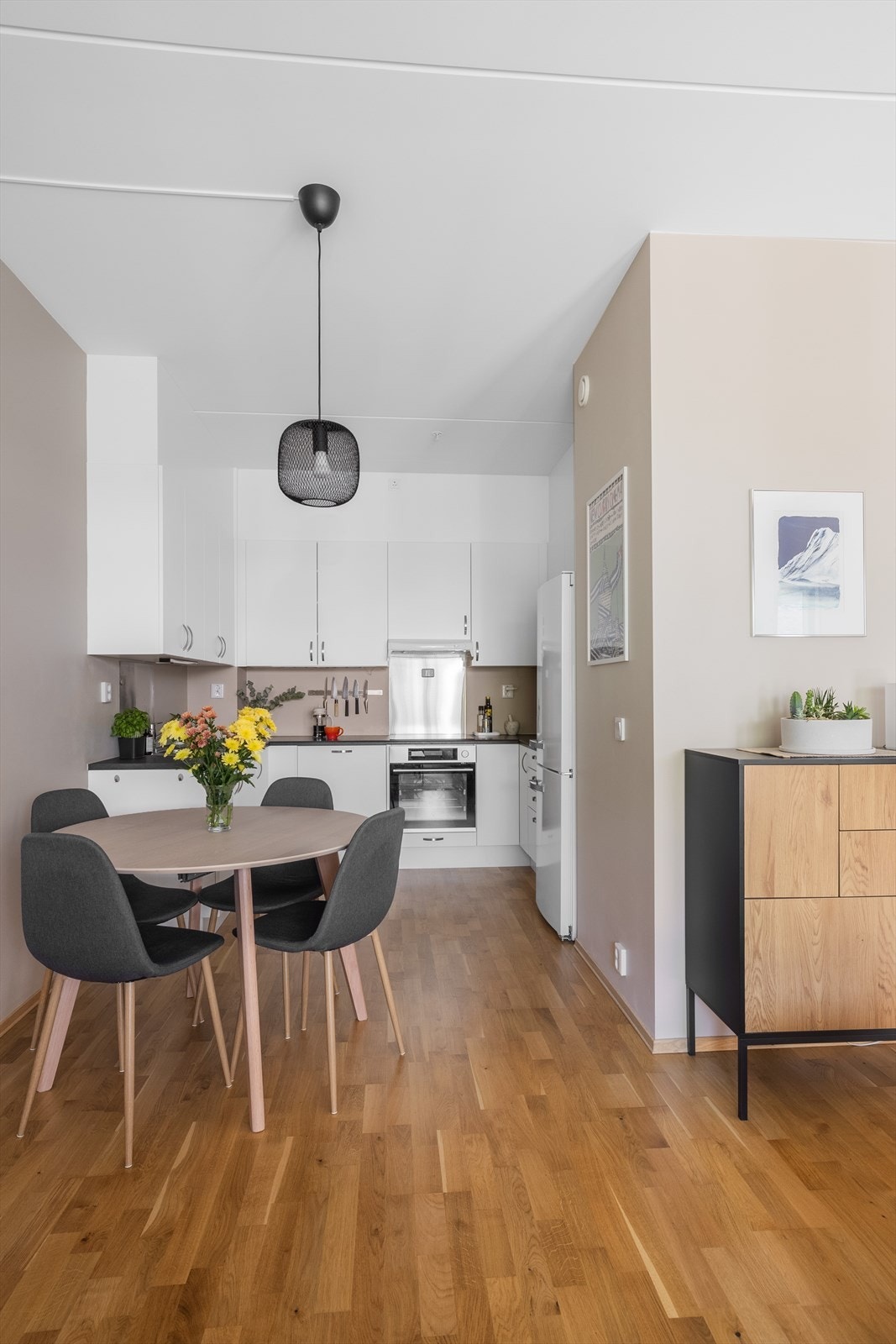 Kjøkkenet er romslig med masse oppbevaringsplass i over og underskap! Her har du også plass til et større spisebord om ønskelig. Galleribilde