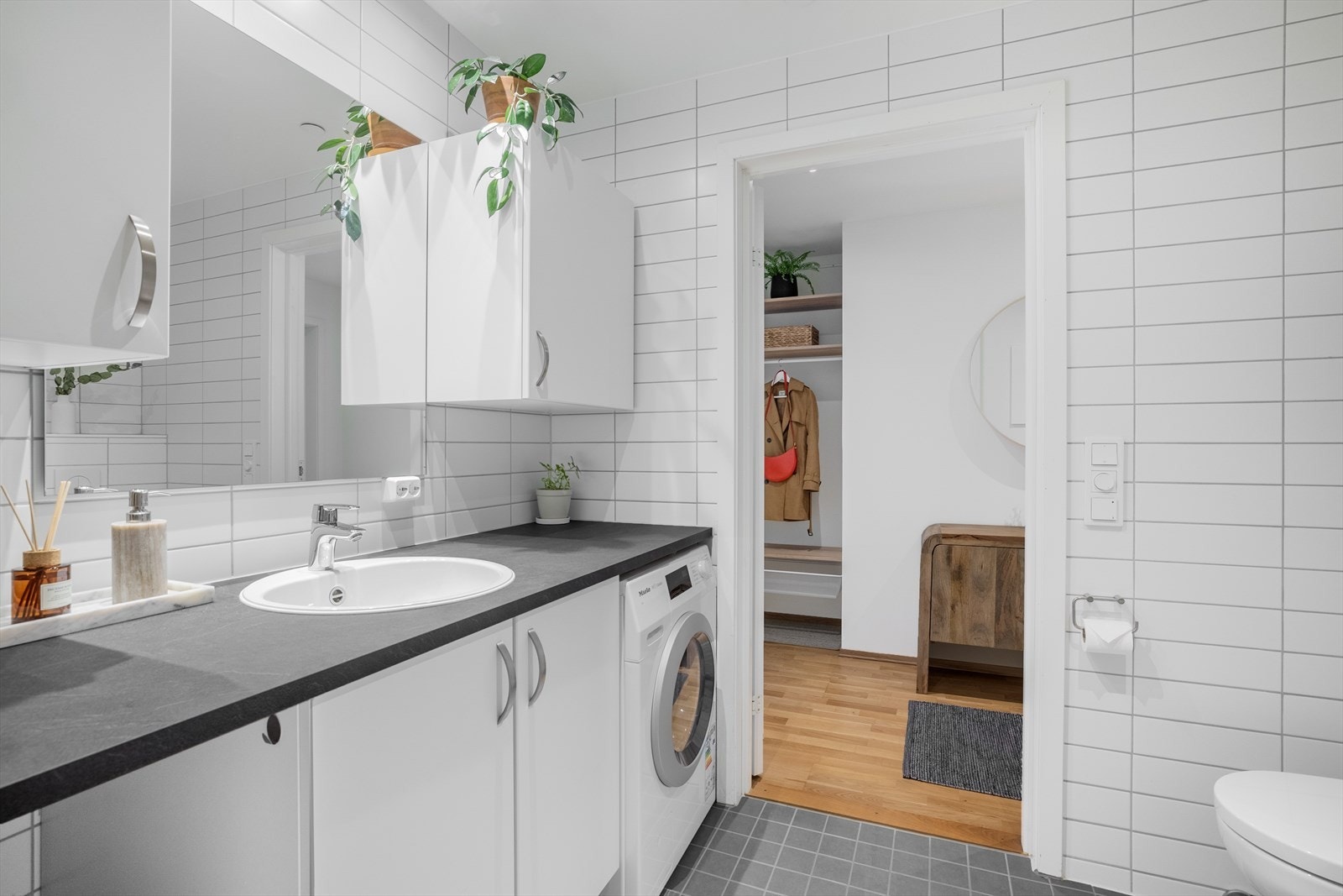 Det er fliser på vegg og gulv og taket er malt. Det er også mulighet til å få satt inn en tørketrommel! Galleribilde