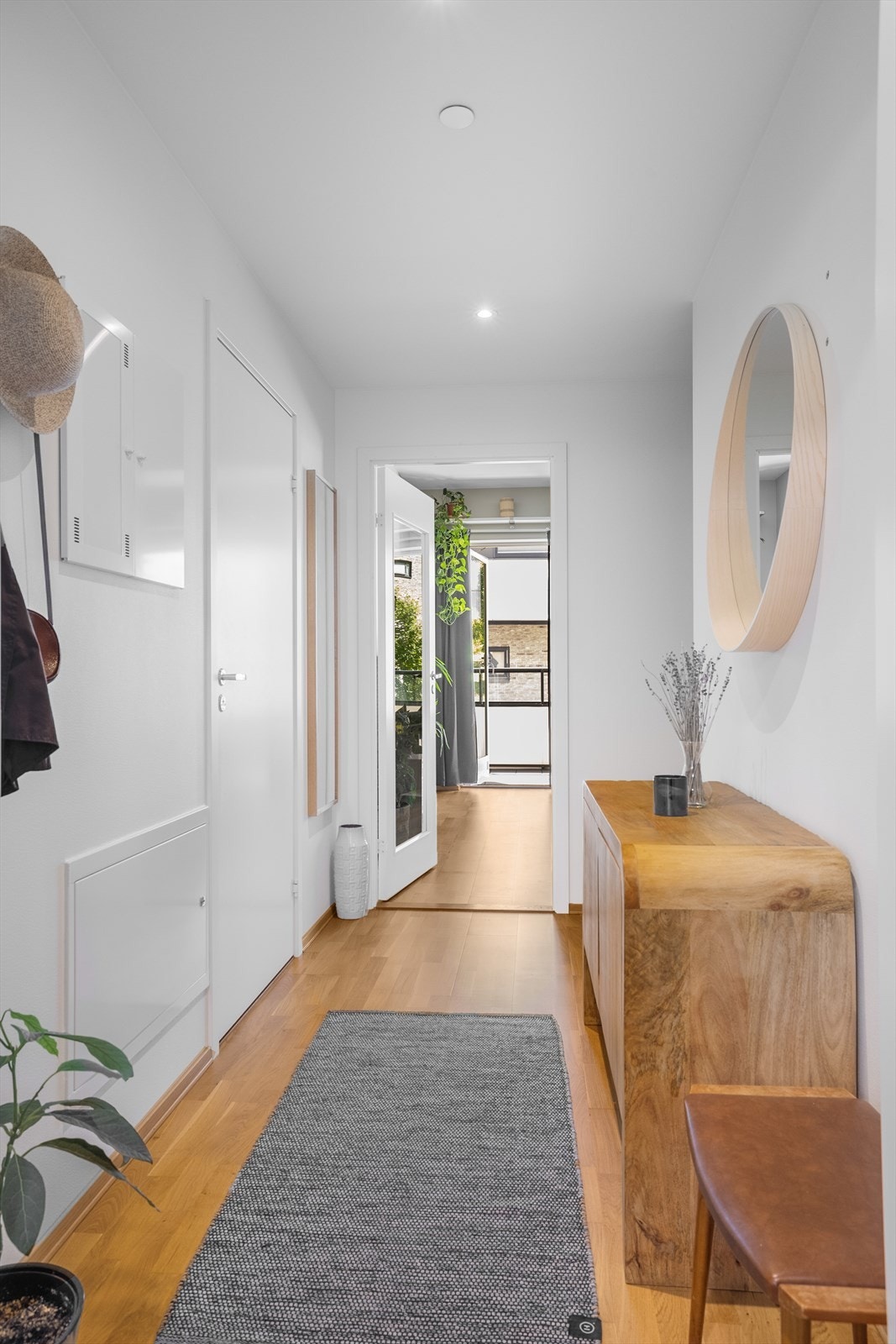 Entréen har god størrelse og du har god plass til å sette inn et garderobeskap eller kommode. Galleribilde