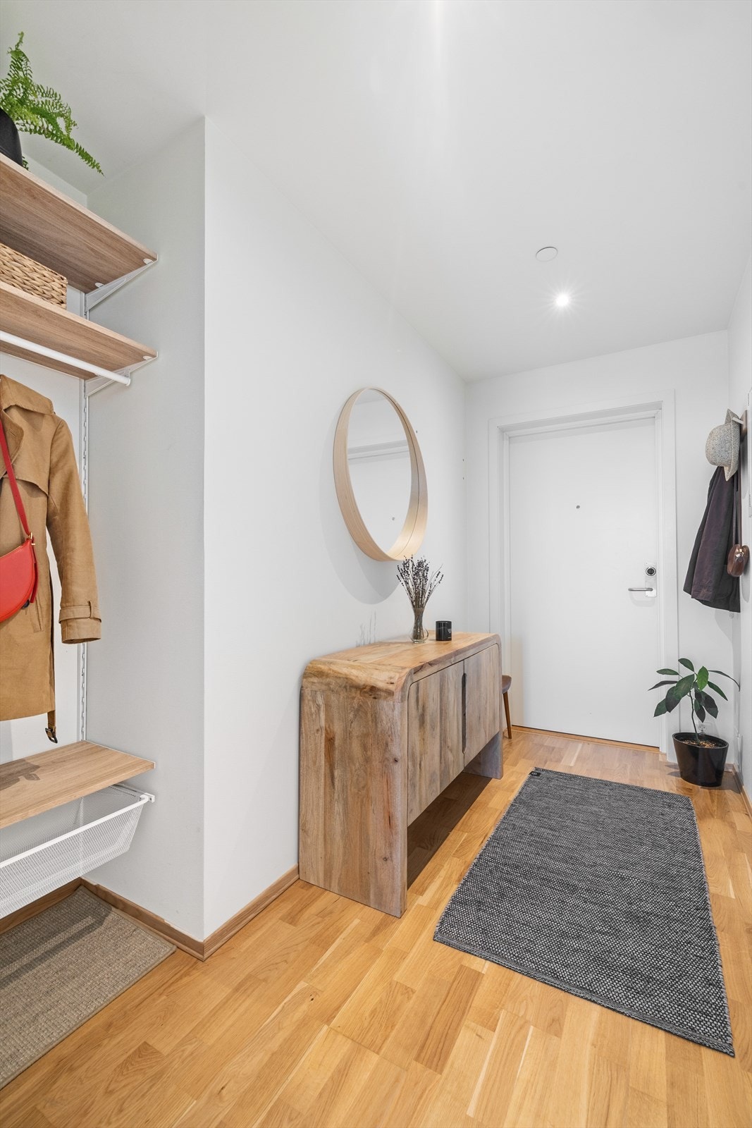 Her har du god plass til å henge fra deg yttertøy og sko! Velkommen til visning! Galleribilde