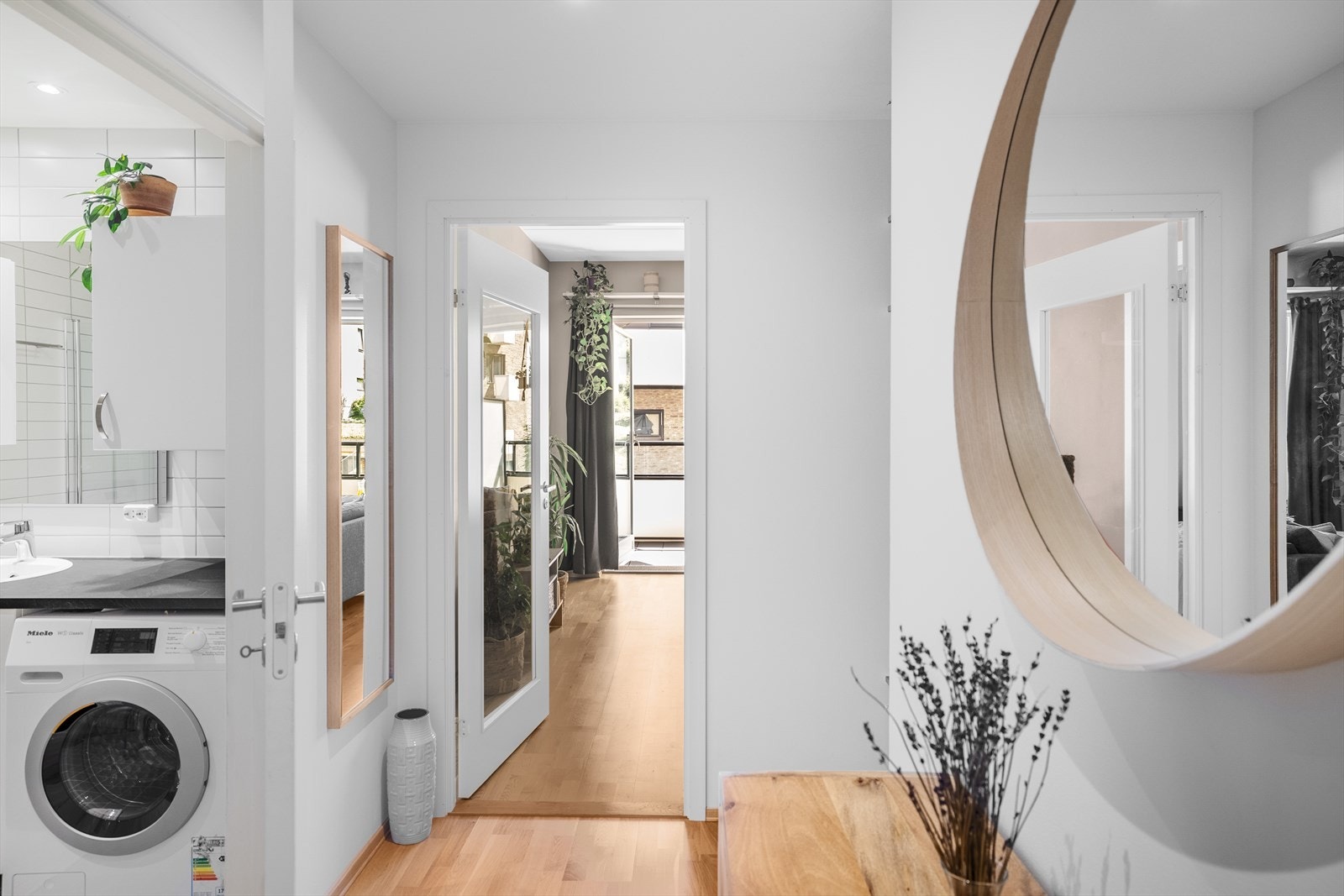 Romslig entré med gode oppbevaringsmuligheter. Galleribilde