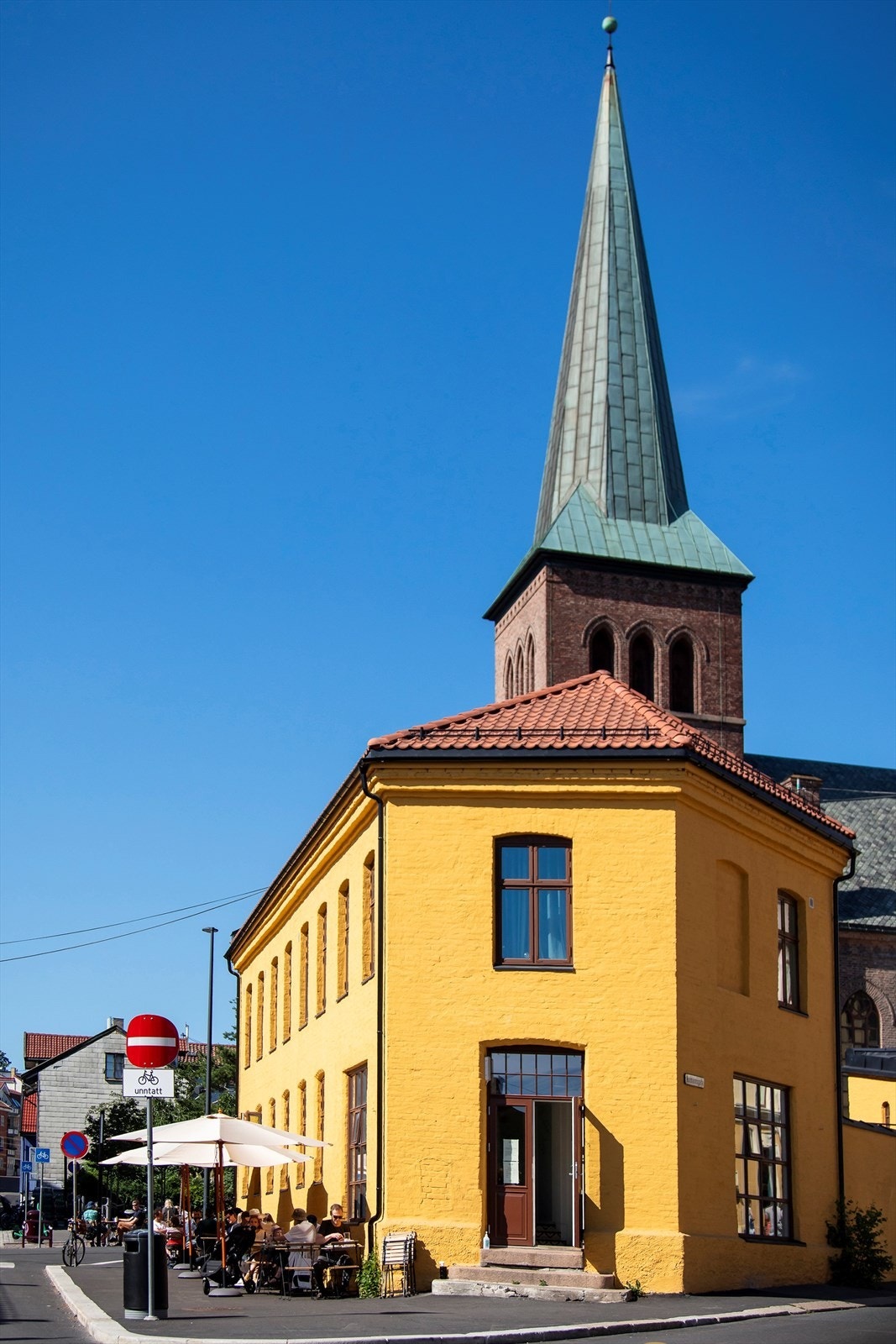 Farine bakeri og spiseri finner du i hjerte av Kampen ved Thorbjørn Egners plass, bare en spasertur unna boligen Galleribilde