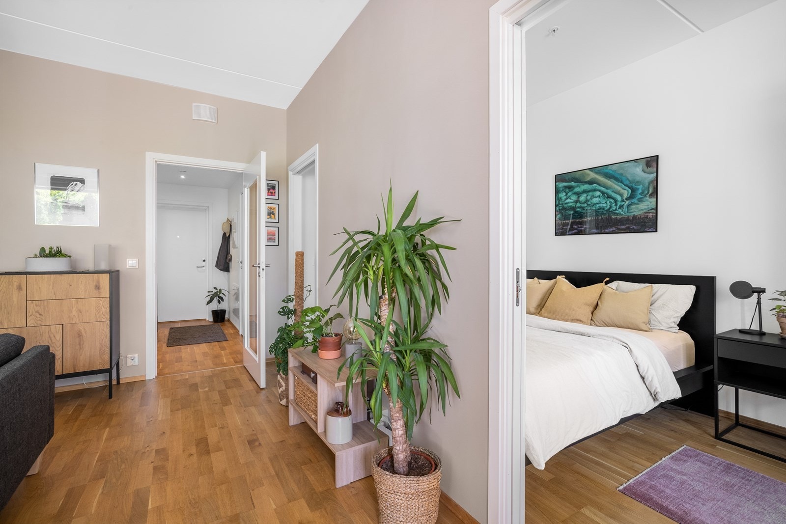 Her bor du i et stille og fredelig nabolag med naboer som er alt fra unge par og barnefamilier. Galleribilde