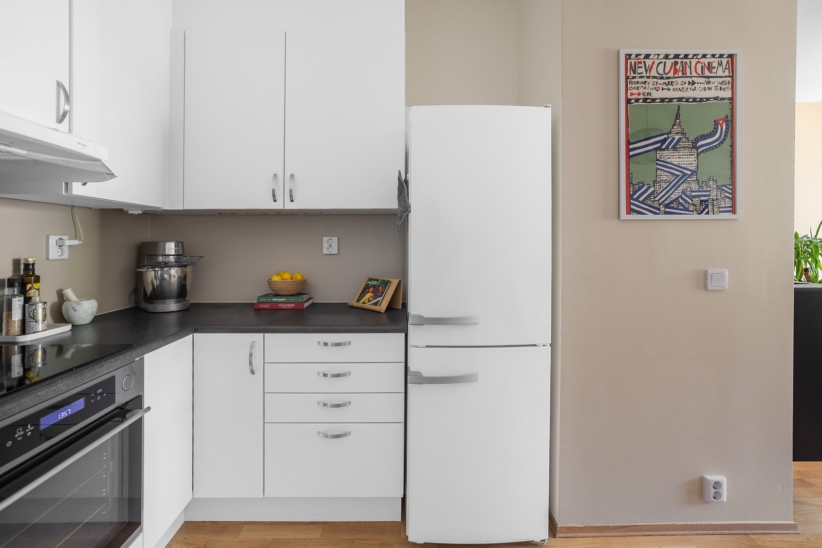 Alle hvitevarer utenom kjøleskap medfølger. Galleribilde