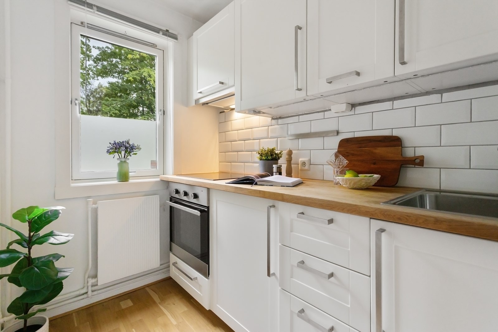 Lyst kjøkken fra 2013 med profilerte fronter, heltre benkeplate og godt med oppbevaringsplass. Galleribilde