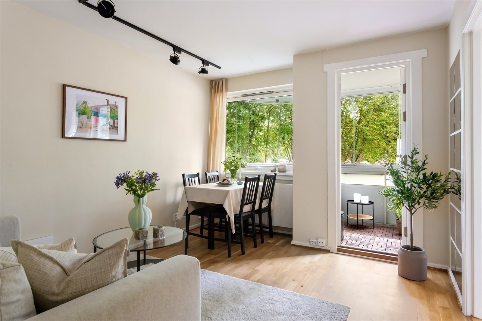 Rett ut til grøntarealer. Store vindusflater slipper inn rikelig med lys. Galleribilde