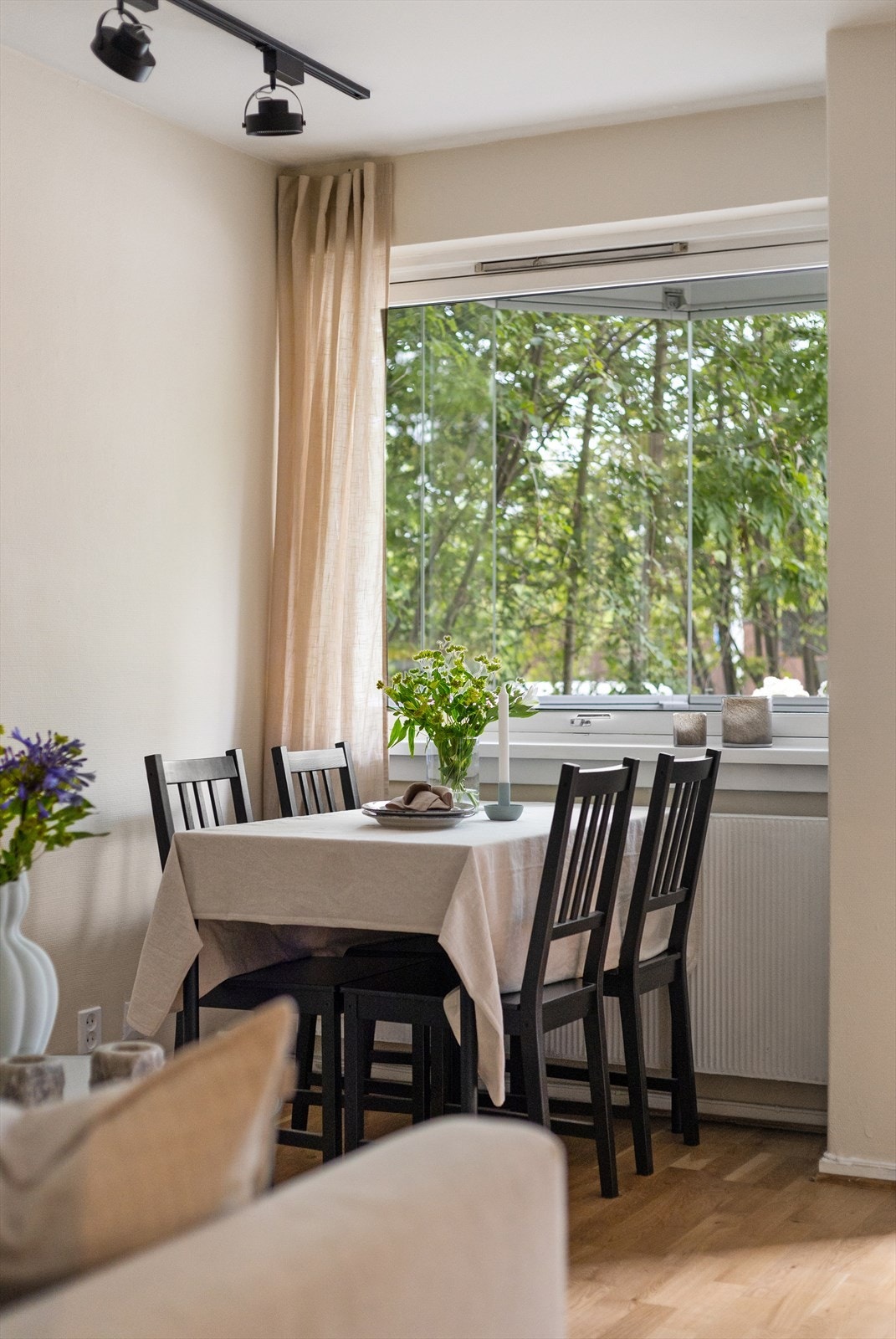 Hyggelig nisje med plass til spisegruppe. Galleribilde