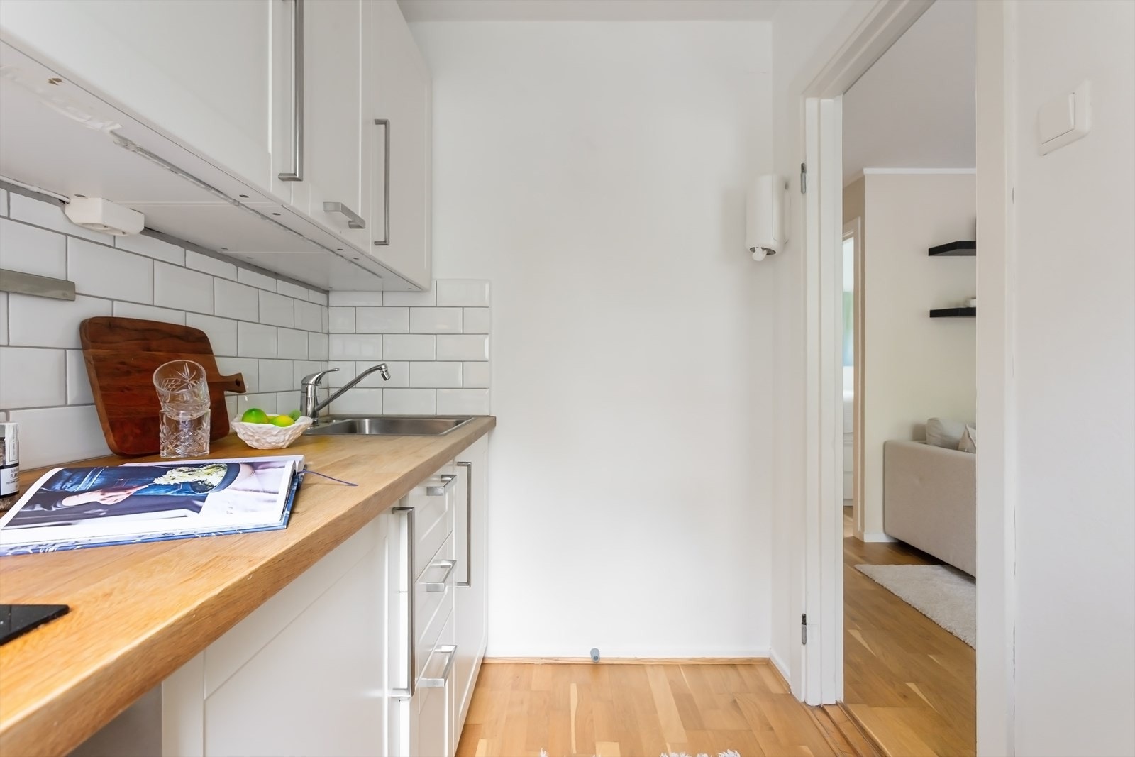 Integrert induksjonstopp, stekeovn og benkekjøleskap med fryseboks. Komfyrvakt er montert. Opplegg for oppvaskmaskin. Galleribilde