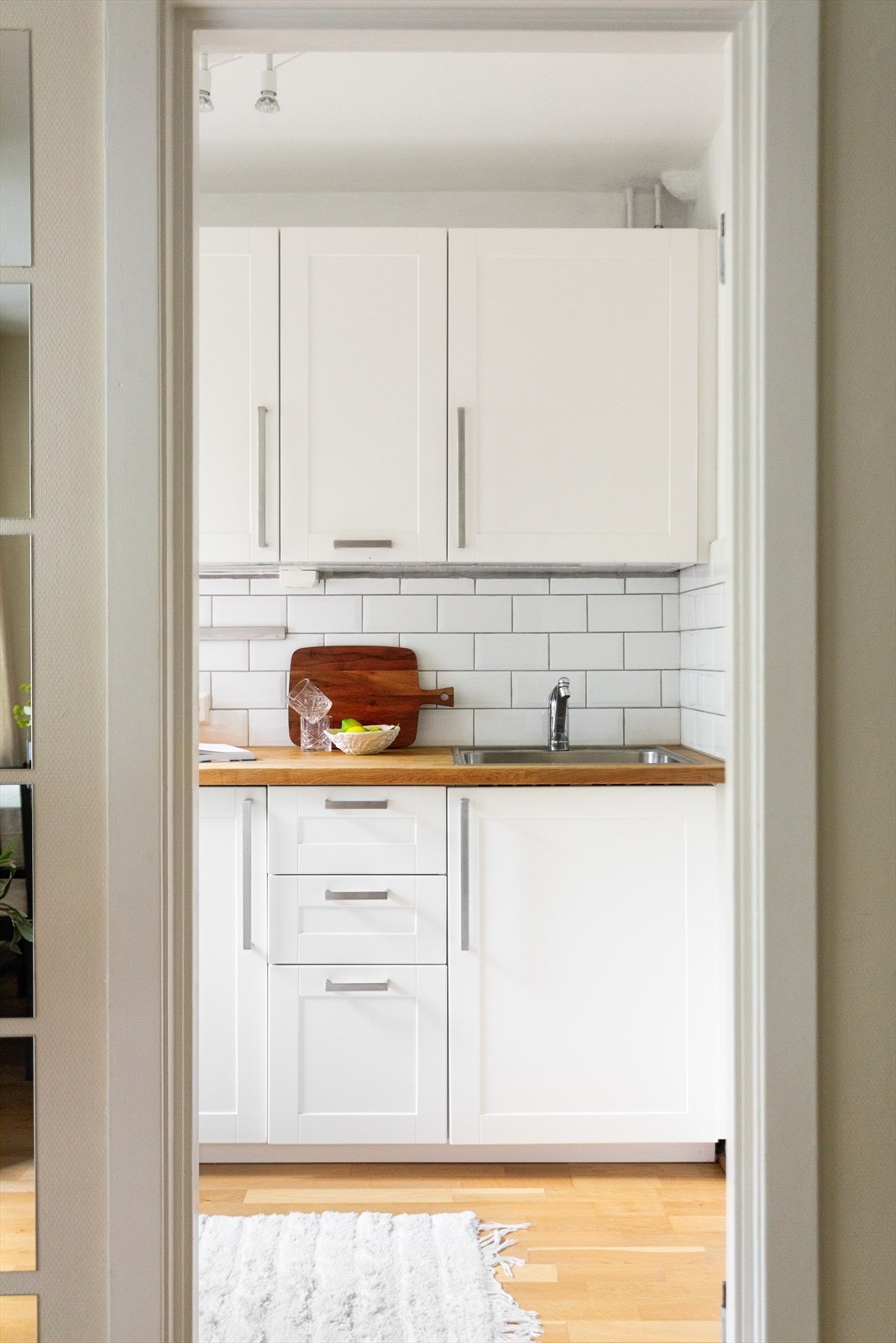 Fra stue til separat kjøkken. Galleribilde