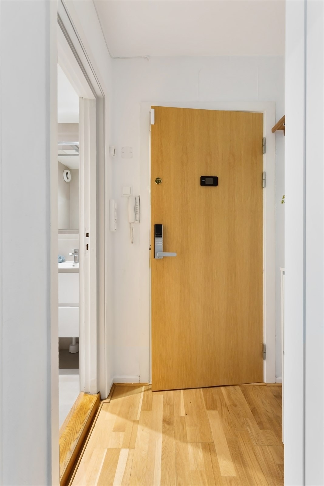 Entré har dørcalling, garderobeskap, klesoppheng og skoskap. Det er montert kodelås på dør. Galleribilde