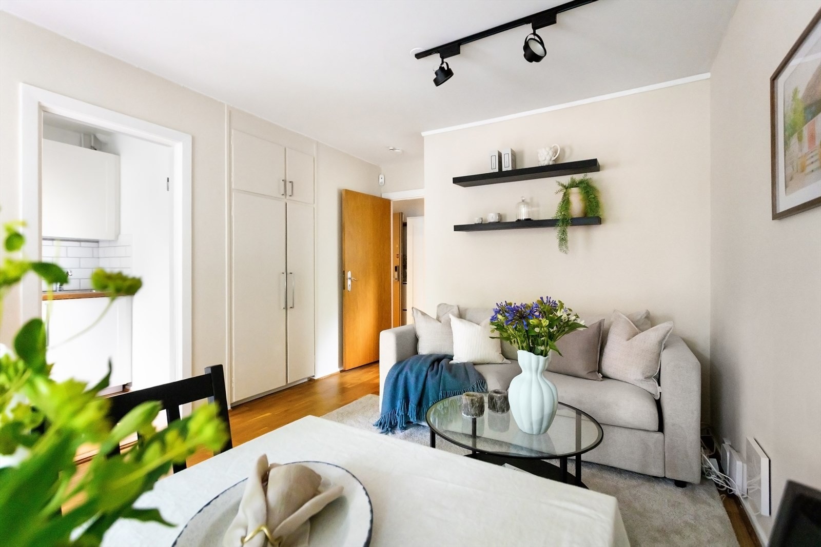 Praktisk oppbevaring i innebygde skap. Galleribilde