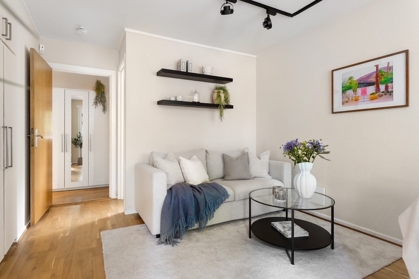 Varmtvann og fyring er inkludert i felleskostnader. Leiligheten har lysmalte overflater og parkett på gulv. Galleribilde