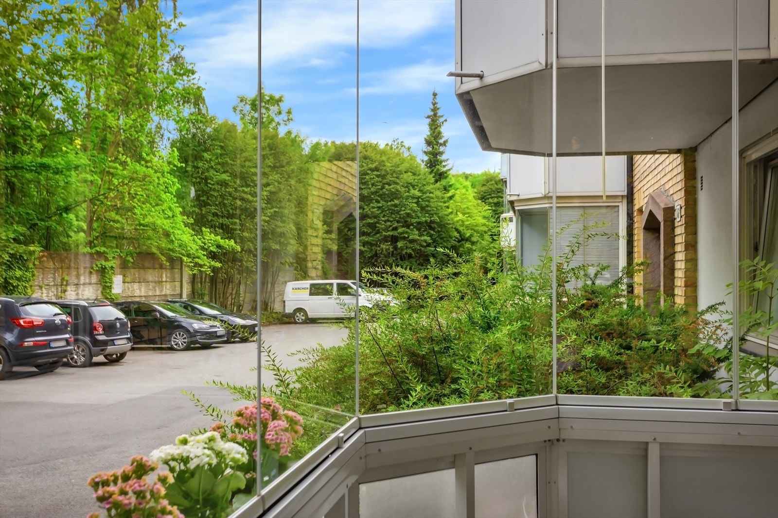 Glasset kan skyves til side om ønskelig - en fin forlengelse av stuen store deler av året. Galleribilde