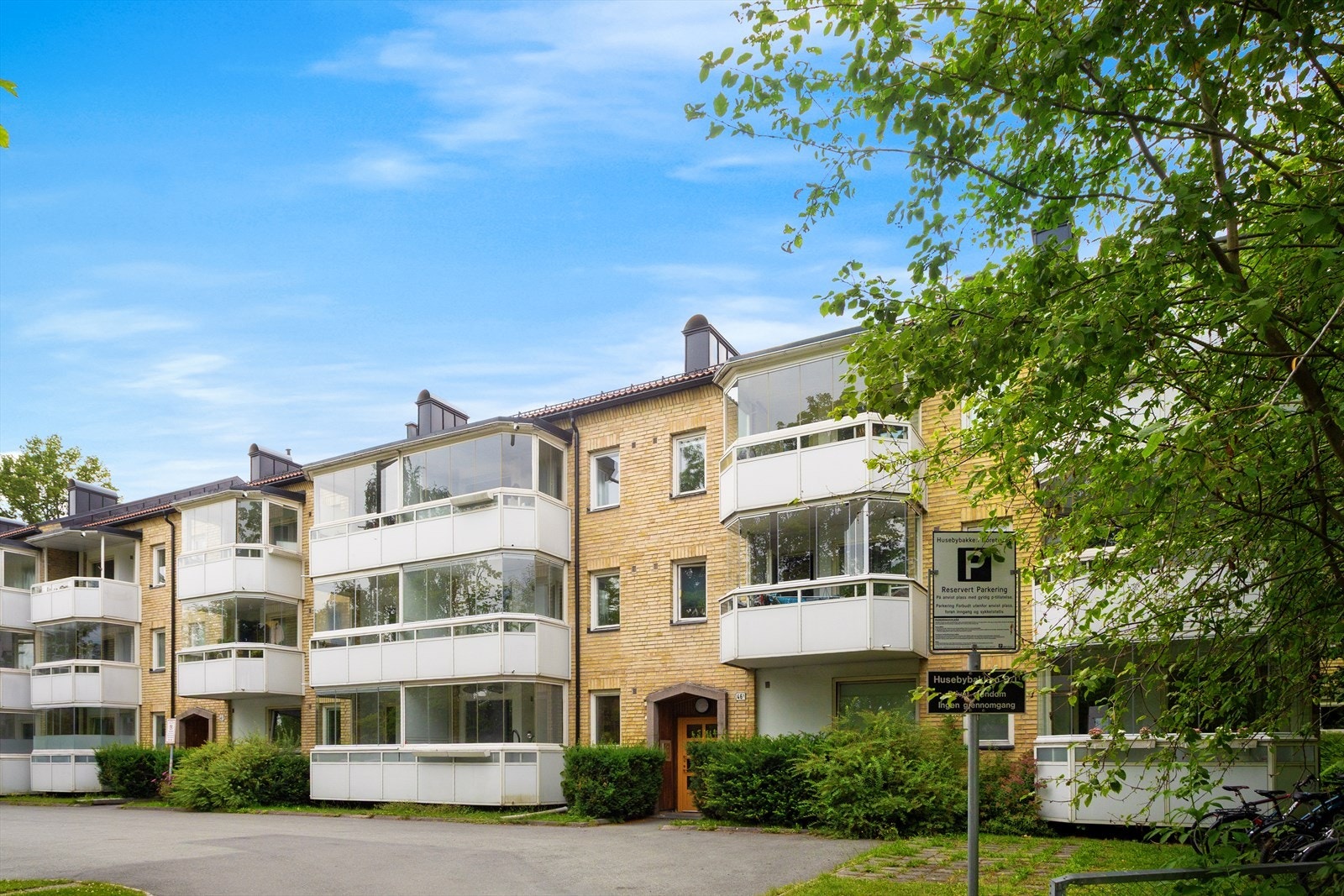 Fine grøntarealer, frodig beplantning og astfalterte gangstier. Galleribilde