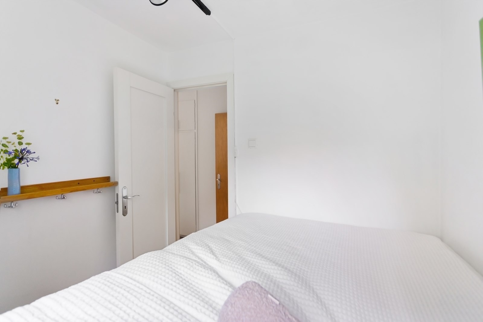 Inngang til soverom mellom stue og entré. Galleribilde