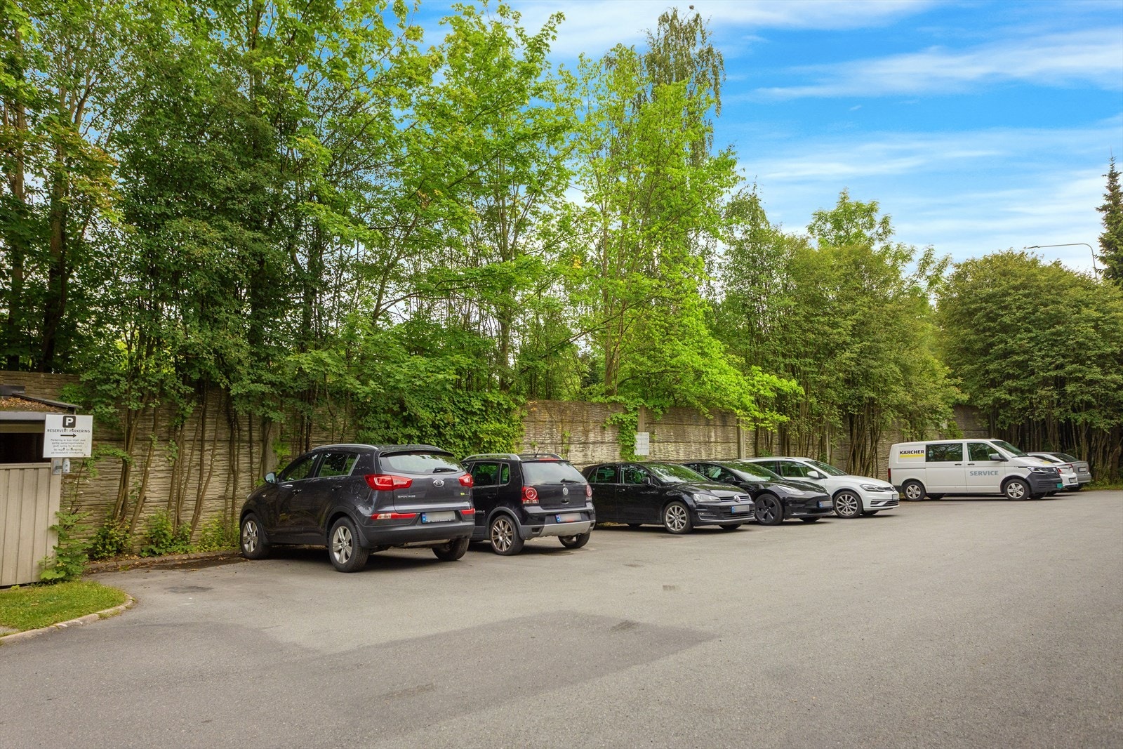 Borettslaget har noen parkeringsplasser. Det er ingen utleie. "Førstemann til mølla"-prinsippet etter søknad/registrering hos styret. Galleribilde